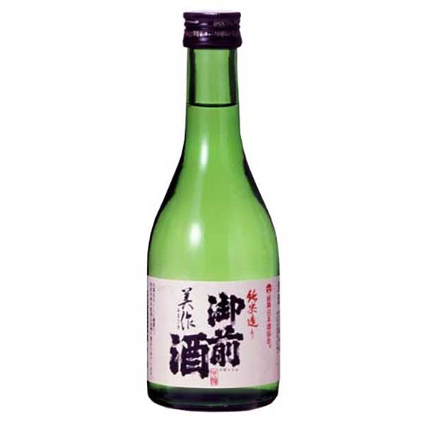 御前酒 純米 美作は、岡山県の酒蔵・御前酒蔵元辻本店が手がける日本酒で、やわらかな米の旨みと軽やかな飲み口が特徴の純米酒です。穏やかな香りとバランスの良い味わいで、食事とともに楽しみやすい日本酒として親しまれています。 口に含むと、米の旨みがやさしく広がり、なめらかな口当たりとともに穏やかな余韻が続きます。後味はすっきりとしており、飲み進めても飽きにくい味わいです。 焼き魚や煮物などの和食はもちろん、家庭料理とも自然に調和します。料理の味を引き立てながら、日本酒の魅力を楽しめる一本です。 飲みやすい純米酒を探している方や、食事と合わせて楽しめる日本酒を好む方におすすめです。日常の食卓をやさしく彩る味わいを楽しめます。