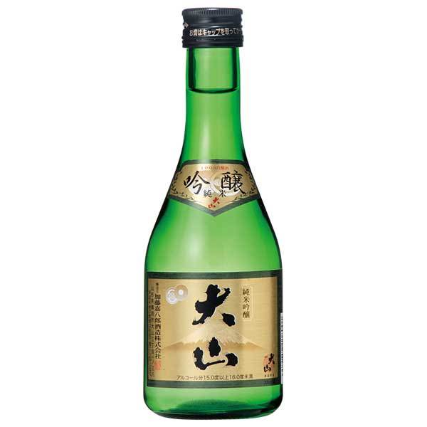 「純米吟醸」は、加藤嘉八郎酒造が手がける山形県ならではの香り高い純米吟醸酒です。フルーティーな香りとすっきりとした後味が特徴で、食前酒としても食中酒としても楽しめる一本です。よく冷やして香りを立たせるのがおすすめで、繊細な香りが食事の時間を華やかに彩ります。白身魚の刺身や、繊細な味付けの和食料理と合わせると、素材の味を引き立ててくれます。飲食店であれば、乾杯酒やコース料理の一品として提案しやすい存在感があります。日本酒に興味を持ち始めた初心者の方にも飲みやすい味わいですし、香り高い日本酒を探している方にもおすすめです。山形の風土が育んだ味わいをお楽しみください。