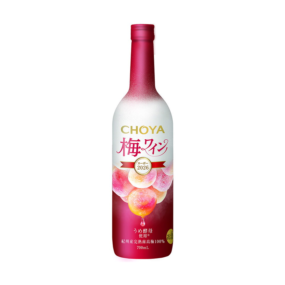 和歌山県産の南高梅から造られる「チョーヤ 梅酒ワイン ヌーボー 2026」です。6月に収穫した完熟梅をマイナス40度で急速冷凍し、氷点下で熟成させる「氷熟製法」で鮮度を保った梅果汁を発酵させた、年に一度だけの梅のワインです。2024年からは梅由来の酵母も一部使われており、香りの華やかさが増しています。栓を開けると桃を思わせるフルーティーな香りが広がり、口に含むと初々しい甘酸っぱさが心地よく続きます。アルコール感はおだやかで、ワインに飲み慣れていない方でも取り入れやすい味わいです。よく冷やしてそのまま、または炭酸で割っても軽やかに楽しめます。生ハムやチーズ、フルーツを使ったデザートとも好相性です。