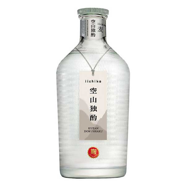 大分県の三和酒類が手がける乙類麦焼酎「いいちこ 空山独酌 麦 30度」です。「いいちこ」ブランドの上位ラインとして、アルコール度数30度のしっかりとした飲みごたえと、麦由来の豊かな香りとコクが特徴です。「空山独酌」の名が示す、ひとりゆっくりと飲む静かな時間にぴったりのスタイルで、ロックにすると麦の芳醇な香りがじっくりと楽しめます。水割りにしても個性が際立ちます。チーズや燻製などのおつまみ、濃いめの味付けの和食との相性が良く、食後のゆっくりとした一杯にも向いています。いいちこをより深く楽しみたい方、30度の飲みごたえある麦焼酎をお探しの方、大分の麦焼酎文化を掘り下げたい方におすすめです。