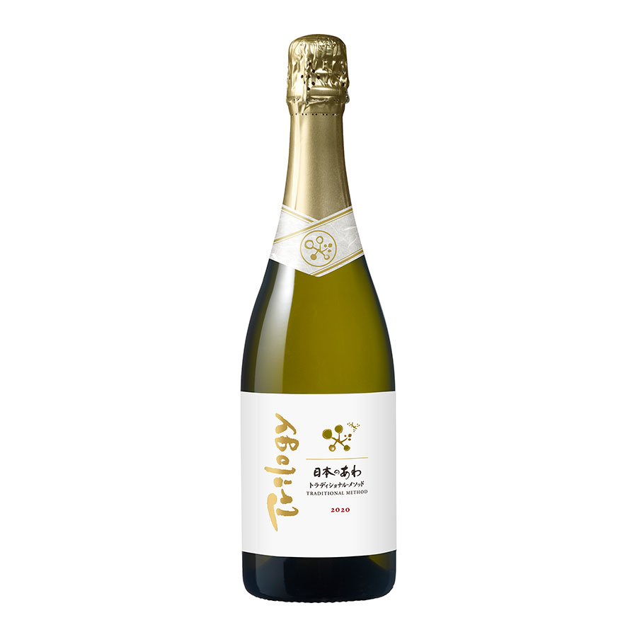 ※ヴィンテージやラベルのデザインが商品画像と異なる場合がございます。当店では、現行ヴィンテージの販売となります。ご指定のヴィンテージがある際は事前にご連絡ください。不良品以外でのご返品はお承りできません。ご了承ください。シャトー メルシャン 日本のあわ トラディショナル メソッド トリロジー 750ml[メルシャン 日本 スパークリングワイン 辛口 426399]母の日 父の日 敬老の日 誕生日 記念日 冠婚葬祭 御年賀 御中元 御歳暮 内祝い お祝 プレゼント ギフト ホワイトデー バレンタイン クリスマス長野県上田市椀子ヴィンヤード産のシャルドネ、山梨県笛吹市産の甲州、長野県産のピノ・ノワールを使用したスパークリングワインです。瓶内二次発酵を行い、約3年間瓶内で熟成させました。『トリロジー』はこのワインの味わいを構成する3品種、3地域、3年間の瓶内熟成に共有している『3』に由来しています。