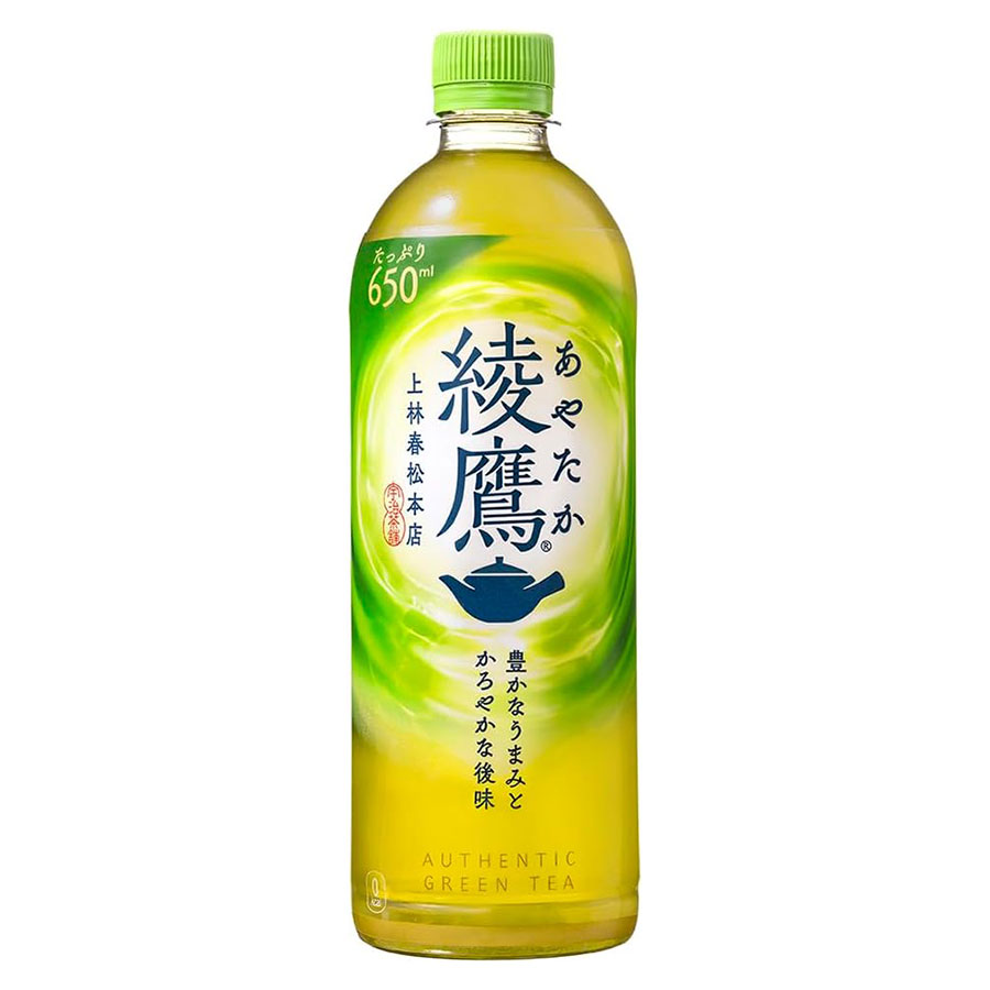 茶葉のうまみとすっきりした後味を楽しめる緑茶です。まろやかな味わいで飲みやすく、食事の時間にも自然になじむ仕上がり。和食や軽食などさまざまな料理と合わせやすく、日常の食卓に取り入れやすいのが特長です。香り豊かな緑茶の風味が広がり、休憩時間やリラックスタイムにもおすすめ。さっぱりとした飲み口で気分をリフレッシュしたいときにもぴったりです。日常の水分補給としても取り入れやすく、落ち着いた味わいでゆったりとした時間を楽しめる緑茶ドリンクです。