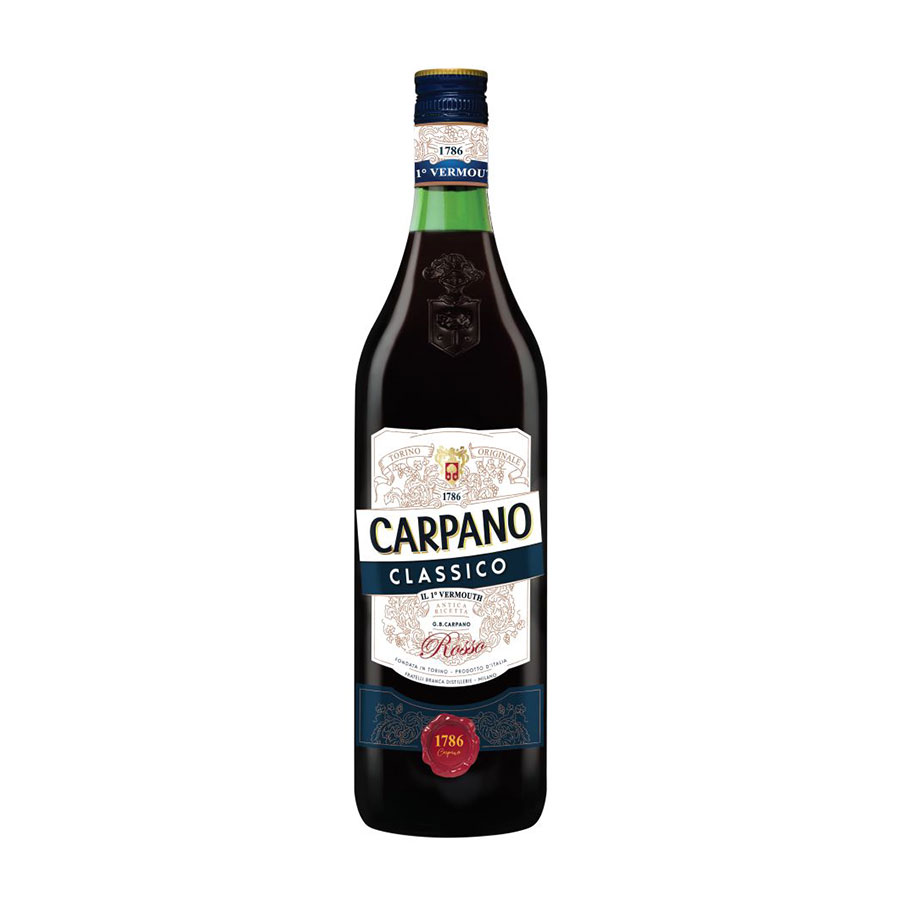「カルパノ クラシコ」は、イタリア・トリノで誕生した老舗カルパノ社が生み出す、伝統のベルモット。1786年の創業以来受け継がれるレシピを基に、ワインとハーブ、スパイスを絶妙にブレンドした一本です。香りはオレンジピール、シナモン、クローブ、バニラが複雑に交錯し、まるで古典的な薬草酒のような深みを感じます。口当たりはまろやかで、カラメルの甘みとほろ苦さが絶妙なバランスを生み出し、余韻にはドライフルーツやハーブの香りが長く残ります。ストレートやロックはもちろん、ソーダ割りやネグローニ、マンハッタンなどのカクテルベースにも最適。クラシカルで落ち着いた味わいの中に、イタリアンエレガンスが息づく逸品です。