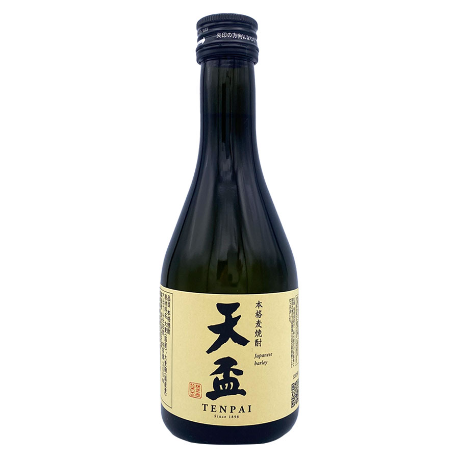 福岡県の天盃が手がける乙類麦焼酎「博多むぎ焼酎 25度」です。麦由来のやさしい甘みと香ばしさ、すっきりとした飲み口が特徴で、毎日の晩酌に自然と寄り添う飲みやすい仕上がりです。乙類ならではの素直な風味が食事の邪魔をせず、ロック・水割り・お湯割りどのスタイルでも楽しめます。焼き鳥や唐揚げ、もつ鍋、豚肉料理など博多・福岡の郷土料理をはじめ、和食全般と好相性です。焼酎初心者から長年の愛好家まで幅広く支持される定番の一本です。飲みやすい本格麦焼酎をお探しの方、毎日の食卓に寄り添う定番焼酎を探している方、天盃の安定した品質を日常に取り入れたい方におすすめします。
