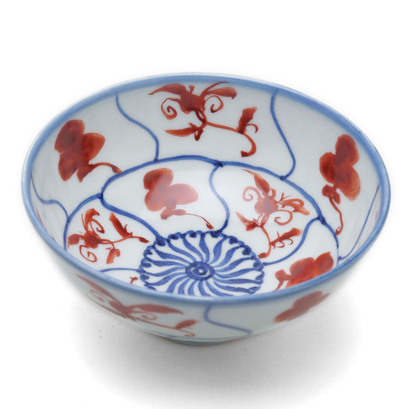飯碗・赤絵・安南手 おおよそ直径12.0 × 高さ5.5cm □あわせておすすめしたい器たち□ 花網茶碗土山敬司 安南手飯碗 土山敬司 赤絵安南手汲出 土山敬司 赤絵小皿土山敬司 安南手小皿土山敬司 安南手鉢 土山敬司 呉須赤絵扁形湯呑 土山敬司 赤絵梅書詰文汲出 九谷美陶園 染付吹墨7.5寸皿 阪東晃司 →赤絵安南手飯碗・土山敬司 →和食器の愉しみ 工芸店ようび TOP　 古いうつわを細部まで丁寧に写していただいている土山敬司さんから、シリーズとなった安南の赤絵の飯碗です。 小 大 こちらも「小」「大」の2種ご用意しました。 小 大 白い肌は、きっぱりした白ではなく、柔らかな呉須や赤絵に溶け込むような白。ほんのり黄味青味を帯びています。 大 小 &nbsp; &nbsp; &nbsp; &nbsp; やっぱり白いごはんが好き！派の方におすすめです。 &nbsp;