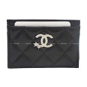 2024クルーズ CHANEL シャネル スターココマーク マトラッセ 黒 (ブラック) ラムスキン シルバー金具 AP3730 カードケース 新品 大人かわいい、スターココマークがアクセントのシャネルカードケースが入荷いたしました。みなさまご存知のココマークにスターが付いた新しいデザイン。カラーは定番の黒、素材はラムスキンなので、毎日お使いいただきやすいカードケースです。キャッシュレス社会になってきましたので、カードだけご持参のうえお出かけになる方が多いのではないでしょうか。シャネル好きの方、ぜひこの機会をお見逃しなく！ 2024 Cruise CHANEL Star Coco Mark Matlasse Noir (Black) Lambskin Silver HW AP3730 card holder[BRAND NEW][Authentic] A cute and mature Chanel card case accented with the star coco mark is now in stock. A new design with a star attached to the familiar coco mark. The classic black color and lambskin material make this card case easy to use every day. As we are living in a cashless society, many people may just bring their card with them when they go out. If you love Chanel, don't miss this opportunity! 状態 (Condition) 新品/BRAND NEW 色 (Color) 黒 (ブラック) (Noir (Black)) 素材 (Material) ラムスキン(Lambskin) サイズ (Size) W:11.3cm H:7.6cm ※サイズ表記は商品実物の実寸となります。 すべて手作業にて採寸を行っております為、若干の誤差が生じる場合があります事ご了承下さいませ。 金具 (Buckle) シルバー金具 (Silver HW) 付属品 (Accessories) 箱、保存袋、ランダムシリアル(2021年以降の製造) 備考 2024クルーズAP3730 商品状態詳細 (Product Details) 新品/BRAND NEW　 ※その他気になる点はお気軽にお問合せ下さい。 商品管理番号 24011708