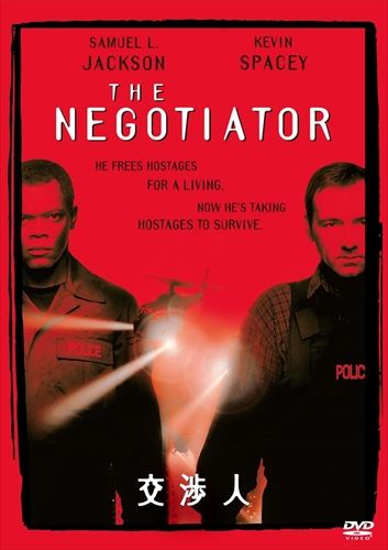 ◆ 商品説明 交渉人、それは犯人説得のプロ。個性派俳優の競演でスリリングな頭脳戦が繰り広げられるサスペンス・アクション! (キャスト&スタッフ)ダニー・ローマン…サミュエル・L・ジャクソン(手塚秀彰)クリス・セイビアン…ケビン・スペイシー(家中 宏)監督:F・ゲイリー・グレイ製作:デイビッド・ホバーマン/アーノン・ミルチャン脚本:ジェームズ・デモナコ/ケビン・フォックス●字幕翻訳:林 完治 ●吹替翻訳:杉田朋子(ストーリー)横領と殺人の濡れ衣を着せられたシカゴ警察の人質交渉人ダニー・ローマン。破滅を予感した彼は人質をとって立てこもる。事件の黒幕をあぶりだすために指名したのは、同僚からも一目置かれる冷静沈着な人質交渉人、クリス・セイビアンだった。●キャスト/スタッフ・サミュエル・L・ジャクソン・ケビン・スペイシー・デイビッド・モース・ロン・リフキン・ジョン・スペンサー・J・T・ウォルシュ・脚本:ジェイムズ・デ・モナコ/ケビン・フォックス・製作:デイビッド・ホーバーマン/アーノン・ミルチャン・監督:F・ゲイリー・グレイ(特典)●特別映像集-ドキュメンタリー・インタビュー:ロサンゼルス市警、人質交渉人・インタビュー:監督、スタッフ-オリジナル劇場予告編●プロダクション・ノート:ストーリー●プロダクション・ノート:ロケーション●関連作品の紹介俳優編Aサミュエル・L・ジャクソン-スフィア(1998)-グッドフェローズ(1990)ケビン・スペイシー-真夜中のサバナ(1997)-アウトブレイク(1995)アクション/スリラー編C-デモリションマン(1993)-イレイザー(1996)-グリマーマン(1996)-ラスト・ボーイスカウト(1991)-リーサル・ウエポン4(1998) ＜仕様＞DVD■品番：FXBNG15070■JAN：4988142148711■発売日：2017.03.02 出演: サミュエル・L・ジャクソン, ケビン・スペイシー監督: F・ゲイリー・グレイ形式: Color, Dolby, Dubbed, Subtitled言語: 英語, 日本語字幕: 日本語, 英語リージョンコード: リージョン2ディスク枚数: 1販売元: 20世紀フォックス・ホーム・エンターテイメント・ジャパン発売日 2017/03/03時間: 139 分＜ 注 意 事 項 ＞ ◆おまけカレンダーに関する問合せ、クレーム等は一切受付けておりません。 絵柄はランダムとなります。絵柄の指定は出来かねます。 予めご了承ください。