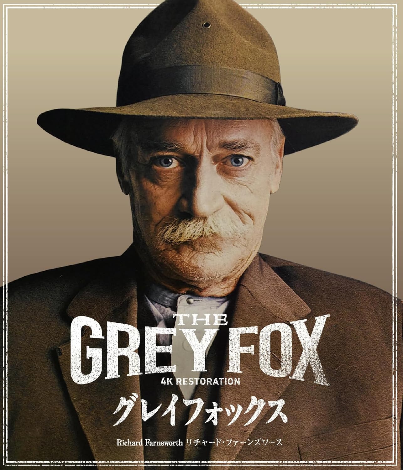 商品説明 彼の名は“グレイフォックス” 無法者にして英雄、そして恋する男 美しい映像で綴られる詩情豊かな西部劇の最高峰 珠玉の名篇が最新4Kリマスター版で、奇跡の国内初ディスク化 高精細4Kレストア版マスターを使用！ 国内初のディスクリリース！ 「手を上げろ！」というセリフを初めて発したとされる伝説のアウトロー、ビル・マイナー。 技術の進歩が目覚ましい20世紀という新たな時代に取り残されてゆく男の哀愁を、詩情豊かに美しい映像と共に描いた伝説の西部劇。 主演は『ストレイト・ストーリー』（99）で知られるリチャード・ファーンズワース。 63歳にして本作ではじめて主演を務め、その素朴な佇まいと温かみのある演技は、世界の映画祭で賞賛され高い評価を受けた。 また劇中音楽にはアイルランドが誇る国宝的ケルト・バンドのチーフタンズが参加。美しい旋律で作品を彩る。 日本ではVHSのみのリリースだった伝説の傑作が、最新レストレーション版で待望の初円盤化！ 特典 作品解説ブックレット封入(寄稿：ピーター・バラカン／音楽評論家） 4K版オリジナル予告編収録 ■STAFF 監督：フィリップ・ボーゾス 脚本：ジョン・ハンター 撮影：フランク・タイディ 美術：ビル・ブロディ 音楽：マイケル・コンウェイ・ベーカー、チーフタンズ 編集：フランク・アーヴィン 製作：ピーター・オブライアン ■CAST リチャード・ファーンズワース ジャッキー・バローズ ウェイン・ロブソン ケン・ボーグ サマンサ・ランゲヴィン デヴィット・ピーターソン ■物語 駅馬車強盗として名を馳せたビル・マイナーは33年の服役を終えてサン・クエンティン刑務所から出所した。 妹ジェニーと義弟の助けを借りて、牡蛎拾いの仕事に就くも長続きはしなかった。 マイナーは再び仲間を集め、駅馬車強盗を計画するも、時はすでに20世紀。 駅馬車はすっかり姿を消し、汽車がそれに変わってしまっていた。 マイナーはたまたま映画館で観た『大列車強盗』に触発され、列車強盗を計画するのだが・・・。 商品仕様 Blu-ray|1983年|カナダ作品|カラー|本編92分(予定)|英語音声|一層|16:9ビスタ|リージョンA 形式 Blu-ray 品番 IVBD-1339 JAN 4933672257013 発売日 2025.10.31 発売元 IVC ※仕様・収録内容は告知なく変更になる場合がございます。 登録日 2025.10.23＜ 注 意 事 項 ＞ ◆おまけカレンダーに関する問合せ、クレーム等は一切受付けておりません。 絵柄はランダムとなります。絵柄の指定は出来かねます。 予めご了承ください。