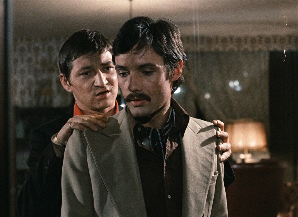 商品説明 ★ヴィム・ヴェンダース、ヴェルナー・ヘルツォークらと並ぶ、「ニュー・ジャーマン・シネマ」の旗手であり、僅か37年の生涯で44本の映画作品を遺し、後世の映画人に多大な影響を与えた夭折の鬼才、ライナー・ヴェルナー・ファスビンダー監督のキャリア中期の傑作を、最新マスターで待望の国内初Blu-ray化！ ★2024/8/30Bunkamuraル・シネマ渋谷宮下ほか全国順次リバイバル上映。 ★解説ブックレット&ポストカードを封入！ ★1975年シカゴ国際映画祭審査員特別賞　受賞 宝くじを当て、一夜にして富と愛を手にした大道芸人フランツ。 やっと幸福をつかんだのも束の間、それは奈落への第一歩だったーー。 ファスビンダー自ら主人公を演じた、あまりにも痛ましい衝撃作。 あらすじ 身寄りはアル中の姉しかいない大道芸人フランツは、宝くじに当たったことをきっかけに、ブルジョワのゲイのサークルに入り込み、ハンサムなオイゲンに恋をする。一夜で富と愛を手に入れたフランツは有頂天になってオイゲンに貢ぐが、工場経営者の御曹司オイゲンと粗野なフランツとでは趣味も会話も何もかも相容れない。それでもひたすら愛を信じるフランツだったが、やがてふたりの齟齬は決定的となり・・・・・・。ファスビンダーが初めて男性同性愛を正面から取り上げた作品。ひとりの資本家の男に夢中になったばかりに、利用されるだけし尽くされる主人公をファスビンダー自身が熱演。資本主義社会の冷酷さを暴きだすと同時に、愛の名のもとに展開される哀しく痛ましい暴力的な関係が、デジタルリマスターされた美しい映像で鮮烈に描かれる。※旧題『自由の代償』 ライナー・ヴェルナー・ファスビンダー ペーター・カテル カールハインツ・ベーム 監督・脚本：ライナー・ヴェルナー・ファスビンダー 脚本：クリスチャン・ホホフ 撮影：ミヒャエル・バルハウス 音楽：ペール・ラーベン 封入特典 ●解説ブックレット ●ポストカード (C)Rainer Werner Fassbinder Foundation 発売元：シネマクガフィン 販売元：TCエンタテインメント 商品仕様 【Blu-ray仕様】 1974年／西ドイツ／カラー／本編約123分／16：9［1080p Hi-Def］スタンダード／1層／MPEG-4　AVC／複製不能／セル専用／音声：ドイツ語（モノラル・リニアPCM）／字幕：日本語字幕／日本市場向 ※仕様は変更となる場合がございます。 形式 Blu-ray 品番 TCBD1775 JAN 4571519934989 発売日 2025.04.18 発売元 TCエンタテインメント ※仕様・収録内容は告知なく変更になる場合がございます。 登録日 2025.02.13＜ 注 意 事 項 ＞ ◆おまけカレンダーに関する問合せ、クレーム等は一切受付けておりません。 絵柄はランダムとなります。絵柄の指定は出来かねます。 予めご了承ください。