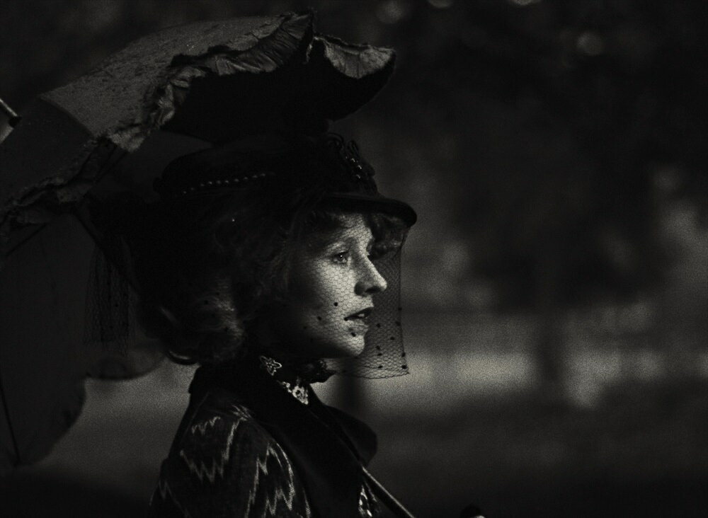 商品説明 ★ヴィム・ヴェンダース、ヴェルナー・ヘルツォークらと並ぶ、「ニュー・ジャーマン・シネマ」の旗手であり、僅か37年の生涯で44本の映画作品を遺し、後世の映画人に多大な影響を与えた夭折の鬼才、ライナー・ヴェルナー・ファスビンダー監督のキャリア中期の傑作を、最新マスターで待望の国内初ソフト化！ ★2024/8/30Bunkamuraル・シネマ渋谷宮下ほか全国順次リバイバル上映。 ★解説ブックレット&ポストカードを封入！ ★1974年ベルリン国際映画祭インターフィルム賞　受賞 自由を愛する貴族の娘エフィ。17才で結婚した彼女は、因襲や束縛にもがきながらも自分らしく生きようとするが・・・・・・。 19世紀ドイツを代表するリアリズム小説の映画化。ファスビンダー屈指の名編。 あらすじ 20歳も年上のインシュテッテン男爵に見初められて結婚した、自由奔放な貴族の娘エフィ。堅物で出世欲の強いインシュテッテンはエフィを躾けようとする上、彼女を残し留守にしてばかり。田舎町の生活に馴染むことができないエフィは、常識にとらわれない夫の友人クランパス少佐と浮気をしてしまう。数年後、妻と友人の裏切りを知ったインシュテッテンは、クランパスに決闘を申し込むのだが……。19世紀後半の家父長制度のなかで、社会や美徳について問い、悩み、そして自らの道にも違和感を抱き続けながら生きたひとりの女性の姿を、デジタルリマスターされた繊細で美しいモノクロ映像で描く。ファスビンダーにとっては後年の『ベルリン・アレクサンダー広場』（80）にならぶ重要な文学映画。ヒロインを演じるのは長年にわたるファスビンダーのミューズ、ハンナ・シグラ。 ハンナ・シグラ ウォルフガング・シェンク ウリ・ロンメル カールハインツ・ベーム 監督・脚本：ライナー・ヴェルナー・ファスビンダー 原作：テオドール・フォンターネ 撮影：ユルゲン・ユルゲス、ディートリッヒ・ローマン 出演：ハンナ・シグラ、ウォルフガング・シェンク、ウリ・ロンメル、カールハインツ・ベーム 特典映像 1.短編『都会の放浪者』(Der Stadtstreicher)【1966年／西ドイツ／モノクロ／約10分】 2.短編『小カオス』(Das kleine Chaos)【1967年／西ドイツ／モノクロ／約9分】 ※内容は変更となる場合がございます。 封入特典 ●作品解説ブックレット ●作品ポストカード (C)Rainer Werner Fassbinder Foundation 発売元：シネマクガフィン 販売元：TCエンタテインメント 商品仕様 【DVD仕様】 1974年／西ドイツ／モノクロ／本編約140分／16：9LB スタンダード／片面1層／MPEG2／複製不能／セル専用／音声：ドイツ語・モノラル（ドルビー・デジタル）／字幕：日本語字幕／日本市場向 ※仕様は変更となる場合がございます。 形式 DVD 品番 TCED8115 JAN 4571519934972 発売日 2025.04.18 発売元 TCエンタテインメント ※仕様・収録内容は告知なく変更になる場合がございます。 登録日 2025.02.13＜ 注 意 事 項 ＞ ◆おまけカレンダーに関する問合せ、クレーム等は一切受付けておりません。 絵柄はランダムとなります。絵柄の指定は出来かねます。 予めご了承ください。