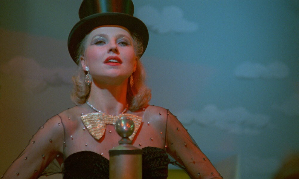 商品説明 ★ヴィム・ヴェンダース、ヴェルナー・ヘルツォークらと並ぶ、「ニュー・ジャーマン・シネマ」の旗手であり、僅か37年の生涯で44本の映画作品を遺し、後世の映画人に多大な影響を与えた夭折の鬼才、ライナー・ヴェルナー・ファスビンダー監督のキャリア後期の傑作を、最新マスターで待望の再DVD化！ ★2024/8/30Bunkamuraル・シネマ渋谷宮下ほか全国順次リバイバル上映。 ★解説ブックレット&ポストカードを封入！ ★1981年バンビ賞主演女優賞　受賞 ナチス政権下のドイツで、国民に愛された歌手ビリー。 しかし彼女自身が愛したのは、たったひとりの男だった。 ファスビンダー屈指の大作が、4Kデジタルリマスターで鮮やかに甦る。 あらすじ 第二次大戦中、敵味方を超えて兵士の心をとらえた名曲“リリー・マルレーン”。その一曲によってスターとなった実在の女性歌手の半生を、絢爛の映像美で描いたメロドラマの傑作。ユダヤ人の恋人との仲を引き裂かれ、ナチスのマスコットと蔑まされながらも、ひたすら愛を貫いてステージに立ち続けるビリーを艶やかに演じるのは『マリア・ブラウンの結婚』（78）のハンナ・シグラ。ビリーと激しい恋に落ちる音楽家ロバートを演じるのはルキノ・ヴィスコンティ監督作『イノセント』(76)のイタリアの美男俳優、ジャンカルロ・ジャンニーニ。他にもオードリー・ヘップバーンの夫だったメル・ファーラー、ラース・フォン・トリアー作品の常連ウド・キアーなど豪華なキャストが、時代に翻弄されながらも決して信念を曲げない女の物語を彩る。 ハンナ・シグラ ジャンカルロ・ジャンニーニ メル・ファーラー カール・ハインツ・フォン・ハッセル クリスティーネ・カウフマン ウド・キアー 監督・脚本：ライナー・ヴェルナー・ファスビンダー 脚本：マンフレート・プルツァー、ジョシュア・シンクレア 撮影：ザヴィエ・ショワルツェンベルガー 音楽：ペール・ラーベン 特典映像 ・特集上映予告編 ※内容は変更となる場合がございます。 封入特典 ●解説ブックレット ●ポストカード (C) 1980 by ROXY / CIP　(C)Rainer Werner Fassbinder Foundation 発売元：シネマクガフィン 販売元：TCエンタテインメント 商品仕様 【DVD仕様】 1980年／ 西ドイツ／カラー／本編約120分／16：9LB ヨーロッパビスタ／片面1層／MPEG2／複製不能／セル専用／音声：ドイツ語・モノラル（ドルビー・デジタル）／字幕：日本語字幕／日本市場向 ※仕様は変更となる場合がございます。 形式 DVD 品番 TCED8117 JAN 4571519935016 発売日 2025.04.18 発売元 TCエンタテインメント ※仕様・収録内容は告知なく変更になる場合がございます。 登録日 2025.02.13＜ 注 意 事 項 ＞ ◆おまけカレンダーに関する問合せ、クレーム等は一切受付けておりません。 絵柄はランダムとなります。絵柄の指定は出来かねます。 予めご了承ください。