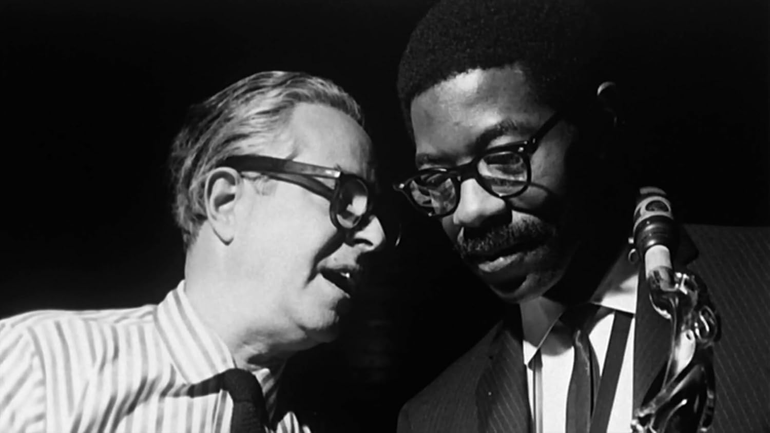 商品説明 ジャズ界を代表するレーベル《BLUE NOTE　ブルー・ノート》ーその魅力をジャズ・ジャイアンツが語る決定版ドキュメンタリー！ マックスローチ、フレディ・ハバード、ルー・ドナルドソン……etc 今や“伝説”となったジャズの巨匠たちがカメラに語りかける 数多く存在するBLUE NOTE評伝映画の中で、最高傑作の呼び名も高い本作が製作から27年の時を経て今、よみがえる? 【作品内容】 1939年、ナチスの迫害から逃げ米国へと渡ったドイツ系ユダヤ人、アルフレッド・ライオンとフランシス・ウルフ。ニューヨークでジャズに熱狂した2人が作り上げたレーベル《BLUE NOTE　ブルー・ノート》は、モダンジャズの“象徴”として今もなお傑作アルバムを発表し続けている。 『BLUE NOTE ハート・オブ・モダン・ジャズ』は、レーベルの設立から90年代までの軌跡を網羅した、まさに決定版と言えるドキュメントだ。 本作が製作された1997年は、50-60年代の“モダンジャズの黄金時代”に活躍したミュージシャンたちが、なお現役だった時代。マックス・ローチ、フレディ・ハバード、ルー・ドナルドソン、ホレス・シルヴァー、JJ・ジョンソンら、今は鬼籍に入ってしまったレジェンドたちが、自らの肉声で BLUE NOTEの秘話を語る映像はジャズの枠を越え、全ての音楽ファン必見といえる。 名演の呼び名も高い、1985年NYタウンホールでのリユニオン・コンサートを中心に、ソニー・ロリンズらの貴重なライブ映像も本作の大きな魅力であり、日本を代表するピアニスト大西順子の、美貌と才気に満ちた若き日のステージも忘れがたい印象を残す。 BLUE NOTEはなぜ特別なレーベルなのか？その答えが本作にある！ 【作品ポイント】 ◆ジャズ界を代表する音楽レーベル「BLUE NOTE」の設立から1990年代までの軌跡をたどった傑作ドキュメンタリー！ ◆デクスター・ゴードン、サニー・ロリンズ、セローニアス・マンク、アート・ブレーキー、大西順子 ほか豪華アーティストの演奏シーンを収録！ ◆1998年ピーボディ賞受賞 【キャスト】 フレディ・ハバード、ギル・メレ、ハービー・ハンコック、マックス・ローチ、ルー・ドナルドソン、ホレス・シルヴァー、ジョニー・グリフィン、ロン・カーター、タジ・マハール、ベルトラン・タヴェルニエ、ブリギッテ・ミラ ※演奏シーンに登場するアーティスト：デクスター・ゴードン、ソニー・ロリンズ、セロニアス・モンク、アート・ブレーキー、大西順子他 【スタッフ】 監督：ユリアン・ベネディクト 【封入特典】 ポストカード 【特典映像】 劇場予告編 (C) EuroArts Entertaiment 発売元：シネマクガフィン 販売元：TCエンタテインメント 商品仕様 【DVD仕様】 1997年／ドイツ／本編約 91分／モノクロ／カラー／オリジナル：ヴィスタサイズ／1層／MPEG2／複製不能／セル専用／音声：英語（モノラル）／字幕：日本語字幕（字幕翻訳：額賀深雪　字幕監修：ピーター・バラカン）／日本市場向 ※仕様は変更となる場合がございます。 形式 DVD 品番 TCED8425 JAN 4571519939762 発売日 2025.12.19 発売元 TCエンタテインメント ※仕様・収録内容は告知なく変更になる場合がございます。 登録日 2025.10.31＜ 注 意 事 項 ＞ ◆おまけカレンダーに関する問合せ、クレーム等は一切受付けておりません。 絵柄はランダムとなります。絵柄の指定は出来かねます。 予めご了承ください。