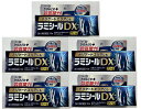 商品名：【第(2)類医薬品】ラミシールDX 10g 内容量：10gJANコード：4987246602174発売元、製造元、輸入元又は販売元：グラクソ・スミスクライン・コンシューマー・ヘルスケア・ジャパン原産国：日本区分：指定第二類医薬品商品番号：103-4987246602174□□□　商品説明　□□□いんきんたむし・ぜにたむしは白癬菌というカビ（真菌）が皮ふ表面にある角質層に感染・寄生しておきる皮ふ病です。ラミシールDXは、殺真菌成分テルビナフィン塩酸塩を配合するいんきんたむし・ぜにたむし治療薬です。●有効成分である「テルビナフィン塩酸塩」の優れた殺真菌作用と角質層への浸透力は、1日1回の塗布で薬剤が患部に留まり、かゆみや痛みなどを引き起こすいんきんたむし・ぜにたむしに持続的に効果を発揮し、症状を治していきます。●クロタミトンが患部の不快なかゆみを鎮めます。●グリチルレチン酸が患部の炎症を抑えます。●l-メントールが爽やかな使用感を与えます。●尿素がいんきんたむし・ぜにたむしによる皮ふのかさかさ、ひび割れを改善します。また、角質を柔らかくし、薬剤の浸透を助けます。●べとつかない、サラッとした使いごこちのよいクリームです。□□□　使用上の注意　□□□◆してはいけないこと(守らないと現在の症状が悪化したり、副作用が起こりやすくなります)1．次の人は使用しないでください　本剤又は本剤の成分によりアレルギー症状(例えば、発疹・発赤、かゆみ、はれ等)を起こしたことがある人2．次の部位には使用しないでください　(1)目や目の周囲、粘膜(例えば、口腔、鼻腔、膣等)、陰のう、外陰部等　(2)湿疹　(3)湿潤、ただれ、亀裂や外傷のひどい患部◆相談すること1．次の人は使用前に医師、薬剤師又は登録販売者に相談してください　(1)医師の治療を受けている人　(2)妊婦又は妊娠している可能性のある人　(3)乳幼児　(4)薬などによりアレルギー症状を起こしたことがある人　(5)患部が顔面又は広範囲の人　(6)患部が化膿している人　(7)「湿疹」か「みずむし、いんきんたむし、ぜにたむし」かがはっきりしない人　　(陰のうにかゆみ・ただれ等の症状がある場合は、湿疹等他の原因による場合が多い。)2．使用後、次の症状があらわれた場合は副作用の可能性があるので、直ちに使用を中止し、この説明文書を持って医師、薬剤師又は登録販売者に相談してください〔関係部位：症状〕皮ふ：かぶれ、刺激感、熱感、鱗屑・落屑(フケ、アカのような皮ふのはがれ)、ただれ、乾燥・つっぱり感、皮ふの亀裂、いたみ、色素沈着、発疹・発赤*、かゆみ*、はれ*、じんましん**:全身に発現することがあります。3．2週間位使用しても症状が良くならない場合や、本剤の使用により症状が悪化した場合は使用を中止し、この説明文書を持って医師、薬剤師又は登録販売者に相談してください使用期限まで100日以上ある医薬品をお届けします。□□□　効果・効能　□□□いんきんたむし、ぜにたむし、みずむし□□□　用法・用量　□□□1日1回、適量を患部に塗布してください。□□□　成分・分量　□□□100g中・・・テルビナフィン塩酸塩 1g、クロタミトン 5g、グリチルレチン酸 0.5g、l-メントール 2g、尿素 5g添加物としてN-メチル-2-ピロリドン、オクチルドデカノール、グリセリン、カルボキシビニルポリマー、ステアリン酸グリセリン、ステアリン酸ポリオキシル、ジイソプロパノールアミン、pH調節剤を含有します。□□□　保管および取扱い上の注意　□□□1．直射日光の当たらない涼しい所に密栓して保管してください。2．小児の手の届かない所に保管してください。3．他の容器に入れ替えないでください(誤用の原因になったり、品質が変わることがあります。)。4．使用期限をすぎた製品は使用しないでください。また、開封後は使用期限内であってもなるべく速やかに使用してください。□□□　お問い合わせ先　□□□グラクソ・スミスクライン・コンシューマー・ヘルスケア・ジャパン文責：アットライフ株式会社　登録販売者 尾籠 憲一広告文責：アットライフ株式会社TEL：050-3196-1510医薬品販売に関する記載事項指定第2類医薬品広告文責：アットライフ株式会社TEL 050-3196-1510 ※商品パッケージは変更の場合あり。メーカー欠品または完売の際、キャンセルをお願いすることがあります。ご了承ください。