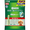 商品名：ペットキッス食後の歯みがきガム超小型犬用90G内容量：90gJANコード：4903351005785発売元、製造元、輸入元又は販売元：ライオン商事原産国：日本商品番号：101-83242ブランド：PETKISS5回噛むと歯垢が落ちる当社獣医師と共同開発した歯みがきガム。当社独自のブラッシング繊維のガムをギザギザねじり形状に。ギザギザねじり形状のガムを噛むことで、歯面の歯垢をかき出す。さらに噛むことで、歯垢を落として口臭を抑制。ピロリン酸ナトリウム、ポリリジン配合。超小型犬に適したサイズ。成分：【成分表】たんぱく質：20.0%以上脂質：2.0%以上粗繊維：1.0%以下灰分：3.0%以下水分：18.0%以下エネルギー：1本あたり約9.4kcal【保存方法】●お買い上げ後は、直射日光の当たらない、湿気の少ないところで保存してください。●開封後はチャックをしっかり閉じて冷蔵庫で保存し、なるべく早めにお与えください。使用方法：下記の給与量を目安に、1日1〜2回に分けてお与えください。犬の大きさ（体重）：超小型犬（〜5kg）1日の給与量の目安：2本●生後7ヶ月以上の愛犬に与えてください。●与える量は犬種、体脂肪量、年齢、運動量、環境温度、ストレス、個体差などによって異なりますので、食べ残しや便の状態をみて調節してください。●主食の量は適宜調節してください。広告文責：アットライフ株式会社TEL 050-3196-1510 ※商品パッケージは変更の場合あり。メーカー欠品または完売の際、キャンセルをお願いすることがあります。ご了承ください。