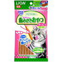 商品名：ペットキッスネコちゃんの歯みがきおやつまぐろ味スティック7本内容量：7本JANコード：4903351005891発売元、製造元、輸入元又は販売元：ライオン商事原産国：日本商品番号：101-83252ブランド：PETKISS獣医師と共同開発した歯みがきおやつ適度な弾力のあるギザギザチューブ形状の歯みがきおやつ。ギザギザチューブ形状にすることで、歯にくいこみやすく、さらにブラッシングスクラブ＊を配合し、噛むことで歯垢除去。ピロリン酸ナトリウム、ポリリジン配合。手に持って与えやすいスティックタイプ。成分：【成分表】たんぱく質：36.0%以上脂質：1.5%以上粗繊維：1.0%以下灰分：4.0%以下水分：24.0%以下エネルギー：100gあたり約292kcal【1日の給与量の目安】1本（約6kcal）【保存方法】●お買い上げ後は、直射日光の当たらない、湿気の少ないところで保存してください。●開封後はチャックをしっかり閉じて冷蔵庫で保存し、なるべく早めにお与えください。使用方法：●1日1本を目安に数回に分けてお与えください。●生後3ヶ月以上の愛猫に与えてください。●与える量は猫種、体脂肪量、年齢、運動量、環境温度、ストレス、個体差などによって異なりますので、食べ残しや便の状態をみて調節してください。●主食の量は適宜調節してください。広告文責：アットライフ株式会社TEL 050-3196-1510 ※商品パッケージは変更の場合あり。メーカー欠品または完売の際、キャンセルをお願いすることがあります。ご了承ください。