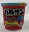 商品名：【第2類医薬品】水ではじめるバルサン 6-8畳用 12.5g内容量：12.5gJANコード：4580543940118発売元、製造元、輸入元又は販売元：レック原産国：日本区分：第二類医薬品商品番号：103-4580543940118□□□　商品説明　□□□「水ではじめるバルサン 6-8畳用 12.5g」は、水につけるだけの簡単始動の殺虫剤(医薬品)です。強い噴射力でよく効き、お部屋の隠れたゴキブリ、ダニ、ノミを駆除。煙もニオイも少ないので、お部屋を汚しません。6-8畳用。医薬品。(R)バルサン□□□　使用上の注意　□□□【してはいけないこと】 (守らないと副作用・事故などが起こりやすくなります。)(1)病人、妊婦、小児は薬剤(煙)に触れないようにしてください。(2)煙を吸い込まないよう注意してください。(3)煙が出始めたら部屋の外に出て、所定時間(2-3時間)以上経過しないうちに入室しないでください。(4)使用後は充分に換気をしてから中に入ってください。【相談すること】(1)煙を吸って万一身体に異常を感じたときは、できるだけこの説明文書を持って直ちに本品がオキサジアゾール系殺虫剤とピレスロイド系殺虫剤の混合剤であることを医師に告げて、診療を受けてください。(2)今までに薬や化粧品等によるアレルギー症状(発疹・発赤、かゆみ、かぶれなど)を起こしたことのある人は、使用前に医師、又は薬剤師に相談してください。【その他の注意】(1)定められた使用方法、使用量を厳守してください。(2)煙を感知するタイプの火災警報器・火災報知機、微粒子を感知するタイプのガス警報器は、反応することがあります。特に直下では使用しないでください。警報器に覆いなどをした場合には、絶対にとり忘れないようにして、必ず元に戻してください。火事と間違われないよう、近所にくん煙中であるkとおを伝言してください。大規模な駆除や夜間に使う場合は、消防署に連絡してください。(3)食品、食器、おもちゃ、飼料、寝具、衣類、貴金属、仏壇仏具、美術品、楽器、はく製、毛皮、光学機器などに直接煙が触れないようにしてください。また、ペット、観賞魚、植物は部屋の外に出してください。(4)精密機器(テレビ、パソコン、オーディオ製品、ゲーム機など)にはカバーをかけ、ブルーレイディスク、DVD、CD、MD、フロッピーディスク、磁気テープなどは直接煙に触れるとまれに障害を起こすことがあるので、専用ケースに収納してください。大型コンピューターのある所では使用しないでください。(5)銅、シンチュウ、亜鉛メッキ、銀メッキ製のものは変色することがあるので、覆いをするか部屋の外に出してください。(6)紙、衣類、寝具類、ポリ袋やプラスチック製品など燃えやすい物が倒れるなどで本品使用中に覆いかぶさると変色や熱変性を起こすことがあるので、必ず届かない所に移してから本品を使用してください。(7)薬剤が皮膚に付いたときは、石鹸でよく洗い、直ちに水でよく洗い流してください。(8)加えた水が少なく、未反応薬剤が残った場合には、再び水を加えると薬剤が反応し熱くなりますので、水を加えないでください。使用期限まで100日以上ある医薬品をお届けします。□□□　効果・効能　□□□ゴキブリ、屋内塵性ダニ類、イエダニ、ノミ、トコジラミ(ナンキンムシ)、ハエ成虫、蚊成虫の駆除□□□　用法・用量　□□□【使用量】(天井までの高さ2.5mを目安として) 適用害虫 ゴキブリ、屋内塵性ダニ類、イエダニ、ノミ、トコジラミ(ナンキンムシ) ハエ成虫、蚊成虫 12.5g 6-8畳(10-13平方m) に1個 12-24畳(20-40平方m)に1個 25g 12-16畳(20-26平方m) に1個 24-48畳(40-80平方m) に1個 □□□　成分・分量　□□□【有効成分】メトキサジアゾン・・・6%ペルメトリン・・・・・・・8%添加物として、アゾジカルボンアミド、酸化亜鉛、ヒプロメロース、ソルビタン脂肪酸エステル、香料、その他1成分□□□　保管および取扱い上の注意　□□□(1)飲食物、食器及び飼料などと区別し、直射日光や火気・湿気を避け、小児の手の届かない温度の低い場所に保管してください。(2)使用後の容器は、各自治体の廃棄方法に従い捨ててください。□□□　お問い合わせ先　□□□レック文責：アットライフ株式会社　登録販売者 尾籠 憲一広告文責：アットライフ株式会社TEL：050-3196-1510医薬品販売に関する記載事項第2類医薬品第二類広告文責：アットライフ株式会社TEL 050-3196-1510 ※商品パッケージは変更の場合あり。メーカー欠品または完売の際、キャンセルをお願いすることがあります。ご了承ください。