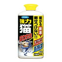 　 「強力 猫まわれ右 粒剤 900g」は、猫が嫌がるペッパーオイルとメントールを配合した猫忌避剤です。雨に強く、効果は約2-4週間続きます。庭や花壇まわり、駐車場などにまいておくだけでフン尿の被害や侵入を防ぎます。 使用方法■開封する(内フタをはずす)キャップを回してはずし、白い内フタを取って、元どおりキャップを閉めてください。■本品を散布するキャップのフタを開け、猫に困っている場所に散布してください。【しつこくフン尿を繰り返す場合】ネコの匂いがしみついているので、本品を散布後、じょうろ等で散水し、地面を踏み固めてください。(薬剤がしみ込み、より効果的です。)■使用の目安1平方メートルあたり約50gを目安に散布してください。(1振りで約3g出ます。)■使用場所花壇まわり、庭、軒下、駐車場、芝生(日本芝)など。※日本芝以外の植物には直接かけない。枯れるおそれがあります。■上手な使い方・あらかじめ、フン尿やそのまわりの土を取り除く。ネコは同じ場所でフン尿を繰り返す習性があるため、土を取り除き、水で流してから使用すると効果的です。・継続して散布する。イヤな所には近づきたくないという猫の「学習効果」を利用し、継続して散布することで、より長期の効果が期待できます。 使用上の注意●本品は食べ物ではありません。誤って食べた場合は医師の診療を受ける。●人やペットには薬剤をかけない。●本品は屋外専用です。室内ではニオイが残るので使用しない。●アレルギー症状やカブレなどを起こしやすい体質の人は、薬剤に触れないよう注意する。体調のすぐれない時は使用しない。●薬剤が水槽、池、川などに入らないよう注意する。●皮膚についた場合は直ちに石けんでよく洗う。●眼に入った場合はすぐに水洗いし、眼科医の手当を受ける。●使用中に身体に異常を感じた場合は、ただちに使用を中止し、医師の診療を受ける。●シミ・変色の原因となるので、自動車・門扉・シャッター・その他の塗装面や大理石等にはかからないよう注意する。かかった場合は直ちに洗い落とす。●効果の持続期間は天候や温度条件により異なります。●ニオイに対して鈍くなっているネコや、空腹・発情期の猫には効果が劣る場合があります。このような場合にはニオイによる忌避以外の対策が必要です。 成分l-メントール、ペッパーオイル、サリチル酸メチル 保管および廃棄上の注意■保管上の注意・使用後はキャップのフタをしっかり閉めて、直射日光を避け、飲食物・食器などと区別し、小児の手の届かない湿気の少ない涼しい場所に保管する。■廃棄上の注意・使用済の空容器は、プラスチックゴミとして捨てる。 原産国インドネシア ブランド：フマキラー 犬猫まわれ右製造販売元 フマキラー内容量：900gJANコード：　4902424432572 　 1cs：12広告文責：アットライフ株式会社TEL 050-3196-1510※商品パッケージは変更の場合あり。メーカー欠品または完売の際、キャンセルをお願いすることがあります。ご了承ください。⇒殺虫剤・虫よけ商品一覧