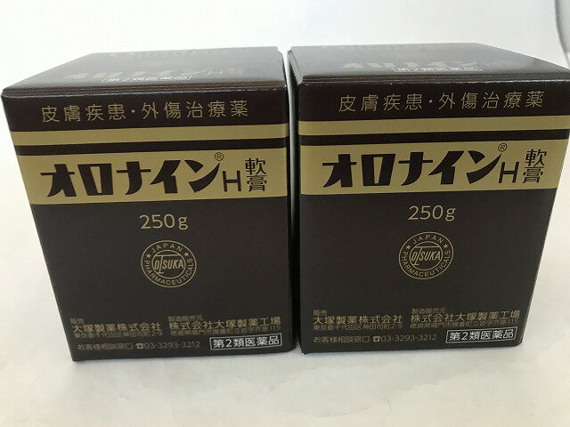 商品名：【第2類医薬品】オロナインH軟膏 ビン 250g内容量：250gJANコード：4987035088318発売元、製造元、輸入元又は販売元：大塚製薬原産国：日本区分：第二類医薬品商品番号：103-4987035088318□□□ 販売店舗 □□□アットライフ加西薬店(兵庫県加西市)情報提供・相談応需：販売店舗の登録販売者□□□　商品説明　□□□「オロナインH軟膏 ビン 250g」は、皮膚疾患・外傷治療薬です。にきび、吹出物、きず、軽度のやけど、ひび、しもやけなどに。医薬品。□□□　使用上の注意　□□□●してはいけないこと(守らないと現在の症状が悪化したり、副作用が起こりやすくなる)1.次の人は使用しないでください。本剤又は本剤の成分、クロルヘキシジンによりアレルギー症状を起こしたことがある人。2.次の部位には使用しないでください。(1)湿疹(ただれ、かぶれ)(2)化粧下(3)虫さされ●相談すること1.次の人は使用前に医師、薬剤師又は登録販売者に相談してください。(1)医師の治療を受けている人(2)薬などによりアレルギー症状(例えば発疹・発赤、かゆみ、かぶれ等)を起こしたことがある人(3)患部が広範囲の人(4)湿潤やただれのひどい人(5)深い傷やひどいやけどの人2. 使用後、次の症状があらわれた場合は副作用の可能性があるので、直ちに使用を中止し、この添付文書を持って医師、薬剤師又は録販売者に相談してください。関係部位症状皮膚発疹・発赤、かゆみ、はれ、乾燥、ひびわれまれに下記の重篤な症状が起こることがあります。その場合は直ちに医師の診療を受けてください。症状の名称症状ショック(アナフィラキシー)使用後すぐに、皮膚のかゆみ、じんましん、声のかすれ、くしゃみ、のどのかゆみ、息苦しさ、動悸、意識の混濁等があらわれる。3.5-6日間使用しても症状がよくならない場合は使用を中止し、この添付文書を持って医師、薬剤師又は登録販売者に相談してください。使用期限まで100日以上ある医薬品をお届けします。□□□　効果・効能　□□□にきび、吹出物、はたけ、やけど(かるいもの)、ひび、しもやけ、あかぎれ、きず、水虫(じゅくじゅくしていないもの)、たむし、いんきん、しらくも□□□　用法・用量　□□□患部の状態に応じて適宜ガーゼ・脱脂綿等に塗布して使用するか又は清潔な手指にて直接患部に応用します。【用法及び用量に関連する注意】(1)小児に使用させる場合には、保護者の指導監督のもとに使用させてください。(2)目に入らないように注意してください。万一、目に入った場合には、すぐに水又はぬるま湯で洗ってください。なお、症状が重い場合には、眼科医の診療を受けてください。(3)本剤は外用にのみ使用してください。(4)患部やその周囲の汚れを落としてから使用してください。□□□　成分・分量　□□□本剤は殺菌作用を有するクロルヘキシジングルコン酸塩を配合した親水性軟膏です。1g中にクロルヘキシジングルコン酸塩液(20%)を10mg含有します。なお、添加物としてラウロマクロゴール、ポリソルベート80、硫酸Al/K、マクロゴール、グリセリン、オリブ油、ステアリルアルコール、サラシミツロウ、ワセリン、自己乳化型ステアリン酸グリセリル、香料、精製水を含有します。□□□　保管および取扱い上の注意　□□□(1)直射日光の当たらない涼しい所に密栓して保管してください。(2)小児の手の届かない所に保管してください。(3)他の容器に入れ替えないでください(。誤用の原因になったり品質が変わります。)(4)外箱及び容器に表示の使用期限をすぎた製品は使用しないでください。(5)瓶容器はガラス製ですので、強い衝撃はさけてください。容器が破損し、けがをするおそれがあります。□□□　お問い合わせ先　□□□大塚製薬文責：アットライフ株式会社　登録販売者 尾籠 憲一広告文責：アットライフ株式会社TEL：050-3196-1510医薬品販売に関する記載事項第2類医薬品第二類広告文責：アットライフ株式会社TEL 050-3196-1510 ※商品パッケージは変更の場合あり。メーカー欠品または完売の際、キャンセルをお願いすることがあります。ご了承ください。