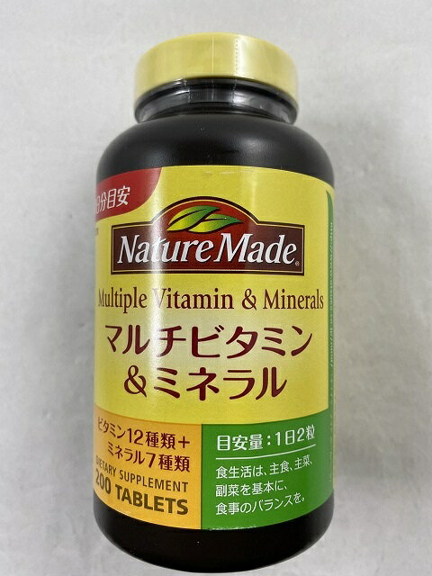 商品名：大塚製薬 ネイチャーメイド　マルチV＆M200粒JANコード:4987035262213マルチビタミン＆ミネラルは、普段の食事では補い切れない食事を補完したり、欠損した栄養を補完する、基礎のサプリメント（ベースサプリメント）です。12種類のビタミンと7種類のミネラルが手軽に摂れます。体の中では様々なビタミン、ミネラルがお互いに協力しながら働いています。どれか一つが欠けても、正常に働くことができないので、バランスのよい食事をとることを心掛けなくてはなりません。しかし、ライフスタイルの変化や食事の欧米化（動物性食品の摂取量の増加）に加え、プレッシャー等の生活者の生活環境はかつてに比べて大幅に変化しました。主に野菜等に含まれる栄養素の量も減少しているといわれています。すなわち、従来は各栄養素も十分に摂取でき、摂取量と消費量のバランスが取れていたのですが、現代ではなかなか十分な栄養が取れず、消費量とのバランスもとれていないといわれています。そんな現代人には、このベースサプリメントで、ビタミン、ミネラルのベースを上げることをおすすめします。■栄養成分表示1粒(0.9g)当たり:エネルギー 2.33kcal、タンパク質 0.044g、脂質 0.048g、炭水化物 0.432g、ナトリウム 0 0.5mg、カルシウム 100mg、マグネシウム 50mg、亜鉛 3mg、鉄 2mg、銅 0.3mg、セレン 25μg、クロム 10μg、ビタミンA 150μg、β-カロチン（ビタミンA効力として）150μg、ビタミンB1 0.75mg、ビタミンB2 0.85mg、ビタミンB6 1mg、ビタミンB12 1.5μg、ナイアシン 7.5mg、パントテン酸 3mg、葉酸 100μg、ビオチン 15μg 、ビタミンC 75mg、ビタミンD 2.5μg、ビタミンE 13.4mg　　■原材料セレン酵母、クロム酵母、セルロース、サンゴカルシウム、酸化Mg、V.C、グルコン酸亜鉛、V.E、硫酸鉄、ショ糖脂肪酸エステル、ナイアシンアミド、パントテン酸Ca、グルコン酸銅、V.B6、β-カロチン、V.B1、V.B2、V.A、葉酸、ビオチン、V.D、■栄養成分表示　1粒（0.9g）当たりエネルギー2.33kcal、たんぱく質0.044g、脂質0.048g、炭水化物0.432g、ナトリウム0 0.5mg、カルシウム100mg、マグネシウム50mg、亜鉛3mg、鉄2mg、銅0.3mg、セレン25ug、クロム10ug、ビタミンA150ug、β-カロチン（ビタミンA効力として）150ug、ビタミンB1 0.75mg、ビタミンB2 0.85mg、ビタミンB6 1mg、ビタミンB12 1.5ug、ナイアシン7.5mg、パントテン酸3mg、葉酸100ug、ビオチン15ug、ビタミンC75mg、ビタミンD2.5ug、ビタミンE13.4mg■お召し上がり方栄養補給として1日2粒を目安に、かまずに水などでお飲み下さい。■飲用時の注意事項原材料をご確認の上、食品アレルギーのある方はお召し上がりにならないで下さい。 また、体質や体調により合わない場合があります。その場合は、摂取を中止してください。 薬を服用あるいは、通院中の方、及び妊娠授乳の方はお医者様とご相談ください。名称：栄養機能食品原産国名：アメリカ輸入者：大塚製薬株式会社広告文責：アットライフ株式会社TEL 050-3196-1510 ※商品パッケージは変更の場合あり。メーカー欠品または完売の際、キャンセルをお願いすることがあります。ご了承ください。