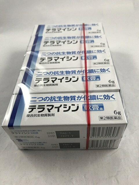 商品名：【第2類医薬品】テラマイシン軟膏a 6g内容量：a6gJANコード：4987123701693発売元、製造元、輸入元又は販売元：アリナミン製薬原産国：日本区分：第二類医薬品商品番号：103-4987123701693□□□ 販売店舗 □□□アットライフ加西薬店(兵庫県加西市)情報提供・相談応需：販売店舗の登録販売者□□□　商品説明　□□□「テラマイシン軟膏a 6g」は、二つの抗生物質が化膿に効く化膿性皮膚疾患用薬です。グラム陰性桿菌(特に緑膿菌)に効果のあるポリミキシンB硫酸塩とグラム陽性菌及び陰性菌などに広い抗菌力を示すオキシテトラサイクリン塩酸塩の2つの抗生物質を配合しています。医薬品。□□□　使用上の注意　□□□●してはいけないこと(守らないと現在の症状が悪化したり、副作用が起こりやすくなります)1.次の人は使用しないでください。(1)本剤又は本剤の成分によりアレルギー症状を起こしたことがある人。(2)抗生物質によりアレルギー症状を起こしたことがある人。2.次の部位には使用しないでください。(1)湿潤やただれのひどい患部。(2)深い傷やひどいやけどの患部。(3)目や目の周囲3.長期連用しないでください。●相談すること1.次の人は使用前に医師、薬剤師又は登録販売者に相談してください。(1)医師の治療を受けている人。(2)薬などによりアレルギー症状を起こしたことがある人。(3)患部が広範囲の人2.使用後、次の症状があらわれた場合は副作用の可能性があるので、直ちに使用を中止し、この文書を持って医師、薬剤師又は登録販売者に相談してください。関係部位症状皮膚発疹・発赤、かゆみ(2)5-6日間使用しても症状がよくならない場合は使用を中止し、この文書を持って医師、薬剤師又は登録販売者に相談してください。使用期限まで100日以上ある医薬品をお届けします。□□□　効果・効能　□□□化膿性皮膚疾患(とびひ、めんちょう、毛のう炎)□□□　用法・用量　□□□1日1-数回、適量を患部に塗布するかガーゼなどにのばして貼付してください。「用法・用量に関連する注意」(1)用法・用量を厳守してください。(2)小児に使用させる場合には、保護者の指導監督のもとに使用させてください。(3)目に入らないよう注意してください。万一、目に入った場合には、すぐに水又はぬるま湯で洗ってください。なお、症状が重い場合には、眼科医の診療を受けてください。(4)外用にのみ使用してください。□□□　成分・分量　□□□テラマイシン軟膏aは黄色の軟膏で1g中の成分・分量は次のとおりです。成分分量オキシテトラサイクリン塩酸塩30mg (力価)ポリミキシンB硫酸塩10000単位添加物として白色ワセリン、流動パラフィンを含有します。□□□　保管および取扱い上の注意　□□□(1)直射日光の当たらない湿気の少ない涼しい所に密栓して保管してください。(2)小児の手の届かない所に保管してください。(3)他の容器に入れ替えないでください。(誤用の原因になったり品質が変わります)(4)使用期限(外箱及びチューブに記載)をすぎた製品は使用しないでください。(5)本剤は黄色の軟膏ですので、衣服への付着に注意してください。□□□　お問い合わせ先　□□□アリナミン製薬文責：アットライフ株式会社　登録販売者 尾籠 憲一広告文責：アットライフ株式会社TEL：050-3196-1510医薬品販売に関する記載事項はこちら ⇒第2類医薬品第二類医薬品広告文責：アットライフ株式会社TEL 050-3196-1510 ※商品パッケージは変更の場合あり。メーカー欠品または完売の際、キャンセルをお願いすることがあります。ご了承ください。