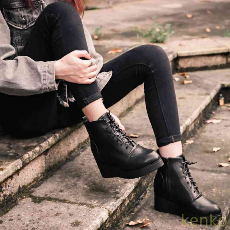 【送料無料】ブーツ レディース スニーカー ミドル丈 軽量 兼用 防水 レザー 防寒 ローヒール おしゃれ 冬 軽い ヒール 秋 レースアップ 暖かい ショート ロング 厚底 きれいめ 革 雨 滑らな?