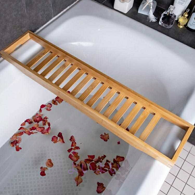 はしごみたいなデザインで通気性抜群のバスタブトレー。丈夫で水に強い竹製です。高級感があるので、使用するだけでホテルのバスルームのような空間に。竹なので木と比べて軽く、乾きやすいのでお手入れもラクラクです。横木の間隔が狭めなので、モノが下に落ちる心配も少ないですね。