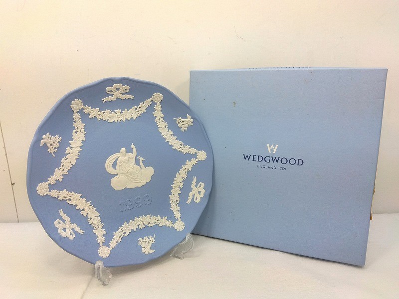 s25g-A874k【中古】WEDGWOOD ウエッジウッド　ジャスパー　1999年　イヤープレート　飾り皿　ブルー【9800円以上で沖縄・離島も送料無料】