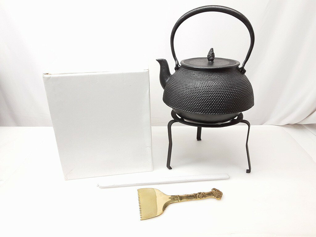 26k-010h【中古】【未使用品】旬利休作　鉄瓶　アラレ　茶道具【9800円以上で沖縄・離島などの一部地域..