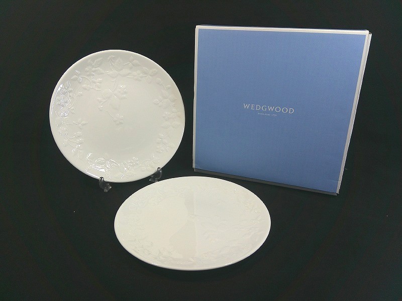 26g-278k【中古】WEDGWOOD ウェッジウッド WILD STRAWBERRY ワイルドストロベリー プレート 皿 21cm 2枚セット ホワイト【9800円以上で沖縄 離島も送料無料】
