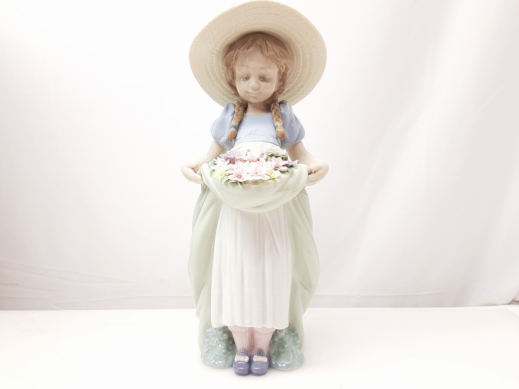 Rakuten - 26k-150h【中古】リヤドロ　花と少女　たくさん摘めたよ　陶器　人形　置物【9800円以上で沖縄・離島も送料無料】