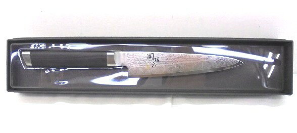 &nbsp; 商品説明 商品名 【中古】貝印 関孫六 ダマスカス ペティナイフ　120mm ステンレス【9800円以上で沖縄・離島も送料無料】 コメント 未使用品かと思われますが開封済みであった為、断定できません。 使用感少なく美品になります。(画像参照) ※実店舗にて販売中の商品となりますので、画像にない汚れ等がある場合がございます。 ※カメラのフラッシュ等で色具合いが若干異なる場合がございます。 気になる点はお気軽にお問い合わせください。 中古品であることをご了承のうえご検討下さい。 サイズ&nbsp; 本体サイズ 全長230×刃幅28×柄の高さ17mm 刃渡り120mm、板厚1.8mm 重量69g ※詳しい仕様はメーカーHP等をご参照下さい。 状態 ランク 使用感.少なく美品です。 実店舗ショーケース内にて展示販売中です。 注意&nbsp;事項&nbsp; ※当店で扱う商品は基本的に中古品となります。中古品にご理解のある方のみご購入頂きますようお願い致します。 ※中古品の為、返品有効期間以外の保証はございません。 ※原則商品到着後、7日以内にご連絡の上、10日以内のご返送をお願いいたします。期間を過ぎますと理由の如何にかかわらず返品・返金対応致しかねます。 当店ではお客様と気持ちの良いお取引を心がけております。 その為以下の注意事項をご確認の上ご購入くださいますようお願い致します。※運送会社は発送サイズにより佐川急便に変更になる場合もございますのでご了承下さいませ。 当店ではお客様と気持ちの良いお取引を心がけております。 その為、注意事項をご確認の上ご購入くださいますようお願い致します。
