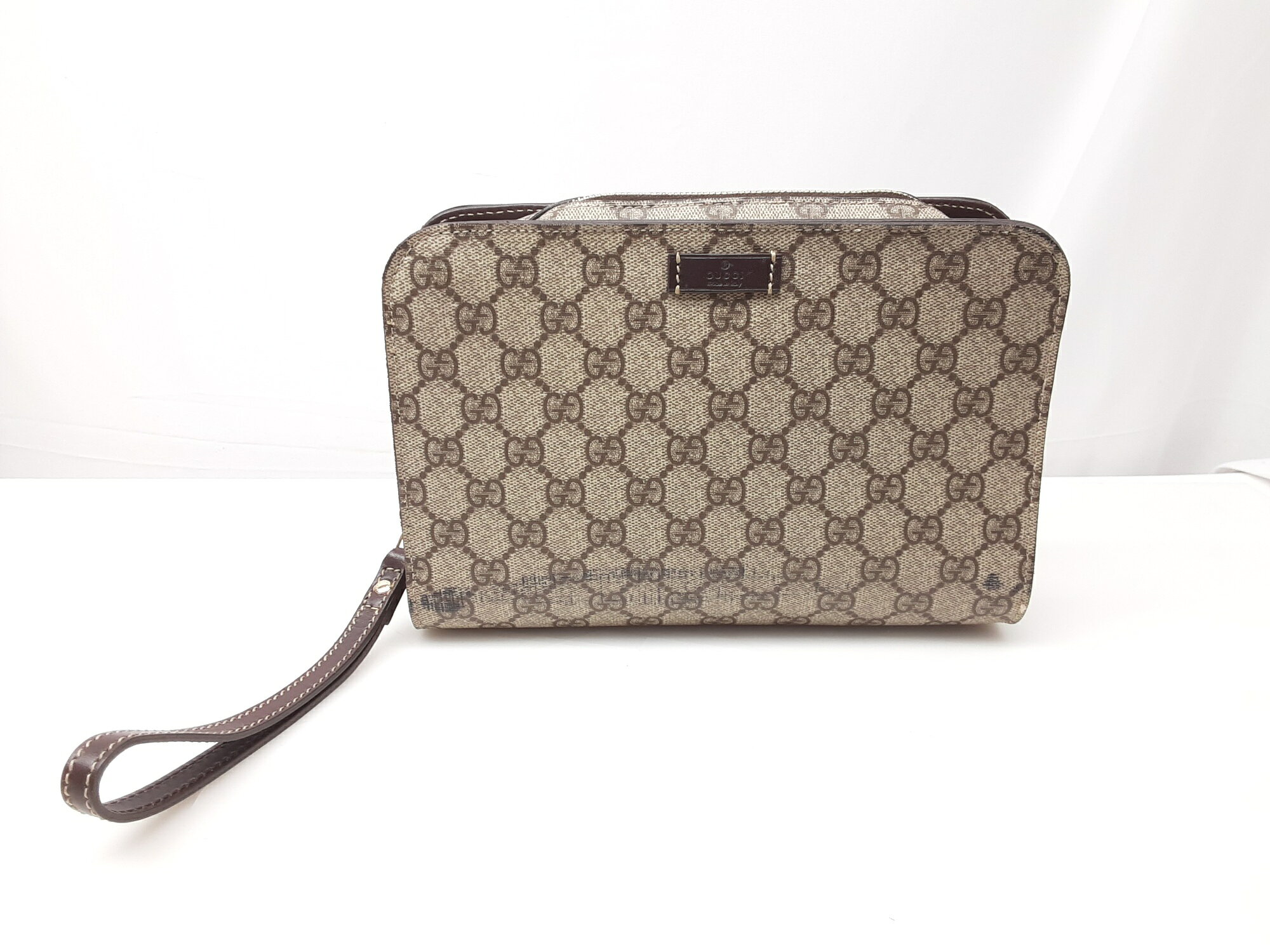 商品説明 商品名 26k-212h【中古】GUCCI　グッチ　GGスプリーム　クラッチバッグ　セカンドバッグ　201755　レディース【9800円以上で沖縄・離島も送料無料】 コメント 四次元ねっとフリマをご覧いただき誠に有難うございます。 当店でお買い物の際はお客様と気持ちの良いお取引を心がけております。 その為、画面下部の注意事項をご確認の上ご購入くださいますようお願い致します。 GUCCI　グッチ　GGスプリーム　 クラッチバッグ　セカンドバッグ　201755 定番ラインのGGスプリームのおしゃれなバッグ ※状態は画像をよくご確認ください。 詳しいスペック・サイズ・仕様などはメーカーHP等をご参照ください。 ※セット内容・・・付属は写真に掲載しているのが全てです。 写真にない付属品はありません。 標準付属で付いている部品がない場合もございます。その場合はお客様負担でご用意をお願い致します。 ※未使用・未開封の商品に関しましては、未開封品の為箱が開けられませんので、 型番の方からお調べいただき、ご確認をお願い致します。 ※保証書が付属している場合について 二次流通品のため、捺印のない保証書が付属している場合も当店の捺印は行っておりません。 また、保証書が使用出来るかどうかにつきましてはメーカー側の判断となりますので当店ではわかりかねます。 当店からの保証はございません。 ※店頭に同時に出品している商品もございます。 店頭にて商品が売れた際には出品を取り下げさせて頂きます。予めご了承下さい。&nbsp; ※実店舗にて販売中の商品となりますので、画像にないキズやスレ、汚れ等がある場合がございます。 ※カメラのフラッシュ等で色具合いが若干異なる場合がございます。 その他気になる点はお気軽にお問い合わせください。 サイズ (約)H16×W24.2×D6cm ※素人採寸のため、多少の誤差はあります。 状態 ランク 中古品のため、使用感があり汚れ・糸つれ・スレ・われ等あります。(画像参照) 注意 事項&nbsp; 商品について ※当店はお客様より買取しました商品を取り扱っております。その為、未使用・未開封品であっても全て一度は人手に渡った『中古品』 であることを予めご了承ください。 その為全ての商品に【中古】の表記をしております。 ※当店で扱う商品は基本的に中古品となります。中古品にご理解のある方のみご購入頂きますようお願い致します。 ※当店でお取り扱いしております商品は中古品となります。当社が製作・製造した商品ではない為、商品の説明が不足する場合がございます。 　お手数ですが、メーカーページ等をあわせてご覧いただきますよう願い致します。 返品・返金について ※返品・返金につきましては、原則商品到着7日以内にご連絡をお願いいたします。一定期間を過ぎますと返品・返金対応致しかねます。予めご了承ください。 ※当店で扱う商品は中古品となります。その為、イメージと違う・サイズが違う・間違えて購入した等のお客様都合での返品・返金対応は致しかねます。 商品説明・商品画像をよくご確認の上ご購入ください。 　 ※商品画像や説明文に疑問などがございましたら、ご購入前にお気軽にご質問ください ※商品画像はご利用の端末により、色合いや柄の表示に誤差が出る場合がございます。メーカーぺージ時等を合わせてご確認ください。 &nbsp;※運送会社は発送サイズにより佐川急便に変更になる場合もございますのでご了承下さいませ。 当ショップの商品は、すべて実店舗にて一般のお客様よりお買取りした『中古品』です。 商品の特性上全てのキズ・汚れの記載はしておらず、特筆すべき汚れ・キズなどのみ記載しております。 【未使用品】や【美品】だとしても、全て一度は人手に渡った『中古品』 であることを予めご了承ください。