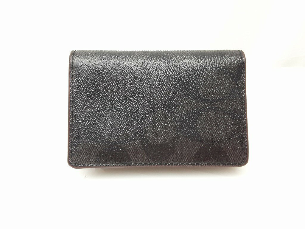 商品説明 商品名 26k-227h【中古】COACH　コーチ　シグネチャー　カードケース　名刺入れ　91633【9800円以上で沖縄・離島も送料無料】 コメント 四次元ねっとフリマをご覧いただき誠に有難うございます。 当店でお買い物の際はお客様と気持ちの良いお取引を心がけております。 その為、画面下部の注意事項をご確認の上ご購入くださいますようお願い致します。 COACH　コーチ　シグネチャー　 カードケース　名刺入れ　91633 コーチ定番のシグネチャー柄 ※画像にあるものが全てです。 ※状態は画像をよくご確認ください。 詳しいスペック・サイズ・仕様などはメーカーHP等をご参照ください。 ※クリーニングが必要な場合は購入者様でご対応ください。 ※画像では判別しづらい中古品特有の薄い汚れや薄いキズ、細かいキズなどある場合があります。 ※セット内容・・・付属は写真に掲載しているのが全てです。 写真にない付属品はありません。 標準付属で付いている部品がない場合もございます。その場合はお客様負担でご用意をお願い致します。 ※未使用・未開封の商品に関しましては、未開封品の為箱が開けられませんので、 型番の方からお調べいただき、ご確認をお願い致します。 ※保証書が付属している場合について 二次流通品のため、捺印のない保証書が付属している場合も当店の捺印は行っておりません。 また、保証書が使用出来るかどうかにつきましてはメーカー側の判断となりますので当店ではわかりかねます。 当店からの保証はございません。 ※店頭に同時に出品している商品もございます。 店頭にて商品が売れた際には出品を取り下げさせて頂きます。予めご了承下さい。&nbsp; ※実店舗にて販売中の商品となりますので、画像にないキズやスレ、汚れ等がある場合がございます。 ※カメラのフラッシュ等で色具合いが若干異なる場合がございます。 その他気になる点はお気軽にお問い合わせください。 サイズ (約)縦7.8×横11.4cm ※素人採寸のため、多少の誤差はあります。 状態 ランク &nbsp;※中古品のため、多少の汚れありますが全体的に状態良好です。(画像参照) 注意 事項&nbsp; 商品について ※当店はお客様より買取しました商品を取り扱っております。その為、未使用・未開封品であっても全て一度は人手に渡った『中古品』 であることを予めご了承ください。 その為全ての商品に【中古】の表記をしております。 ※当店で扱う商品は基本的に中古品となります。中古品にご理解のある方のみご購入頂きますようお願い致します。 ※当店でお取り扱いしております商品は中古品となります。当社が製作・製造した商品ではない為、商品の説明が不足する場合がございます。 　お手数ですが、メーカーページ等をあわせてご覧いただきますよう願い致します。 返品・返金について ※返品・返金につきましては、原則商品到着7日以内にご連絡をお願いいたします。一定期間を過ぎますと返品・返金対応致しかねます。予めご了承ください。 ※当店で扱う商品は中古品となります。その為、イメージと違う・サイズが違う・間違えて購入した等のお客様都合での返品・返金対応は致しかねます。 商品説明・商品画像をよくご確認の上ご購入ください。 　 ※商品画像や説明文に疑問などがございましたら、ご購入前にお気軽にご質問ください ※商品画像はご利用の端末により、色合いや柄の表示に誤差が出る場合がございます。メーカーぺージ時等を合わせてご確認ください。 &nbsp;※運送会社は発送サイズにより佐川急便に変更になる場合もございますのでご了承下さいませ。 当ショップの商品は、すべて実店舗にて一般のお客様よりお買取りした『中古品』です。 商品の特性上全てのキズ・汚れの記載はしておらず、特筆すべき汚れ・キズなどのみ記載しております。 【未使用品】や【美品】だとしても、全て一度は人手に渡った『中古品』 であることを予めご了承ください。