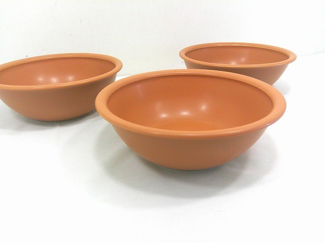 &nbsp; 商品説明 商品名 【中古】DULTON ダルトン　スモールチャンキーボウル　サラダボウル　テラコッタ　3枚セット　箱なし【9800円以上で沖縄・離島も送料無料】 コメント 使用感、目立ったダメージもなく良い状態です。(画像参照) 製造過程の塗ムラ、色ムラあります。 ※実店舗にて販売中の商品となりますので、画像にない汚れ等がある場合がございます。 ※カメラのフラッシュ等で色具合いが若干異なる場合がございます。 気になる点はお気軽にお問い合わせください。 中古品であることをご了承のうえご検討下さい。 サイズ&nbsp; 高さ　約5.5cm 径　約16cm ※詳しい仕様はメーカーHP等をご参照下さい。 状態 ランク 使用感.少なく良い状態です。 製造過程の粗さあります。 注意&nbsp;事項&nbsp; ※当店で扱う商品は基本的に中古品となります。中古品にご理解のある方のみご購入頂きますようお願い致します。 ※中古品の為、返品有効期間以外の保証はございません。 ※原則商品到着後、7日以内にご連絡の上、10日以内のご返送をお願いいたします。期間を過ぎますと理由の如何にかかわらず返品・返金対応致しかねます。 当店ではお客様と気持ちの良いお取引を心がけております。 その為以下の注意事項をご確認の上ご購入くださいますようお願い致します。※運送会社は発送サイズにより佐川急便に変更になる場合もございますのでご了承下さいませ。 当店ではお客様と気持ちの良いお取引を心がけております。 その為、注意事項をご確認の上ご購入くださいますようお願い致します。