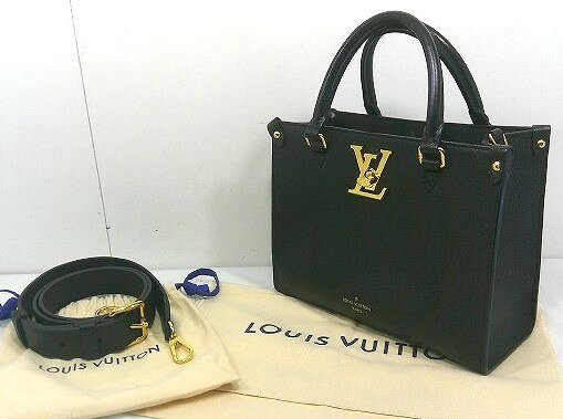 &nbsp; 商品説明 商品名 【中古】LOUIS VUITTON　ルイウ゛ィトン　ロック&amp;ゴー　　ロックミー　M22311　2WAYショルダーバッグ【9800円以上で沖縄・離島も送料無料】 コメント 使用感少なく目立ったダメージや汚れはありません。 金具に若干の小傷ありますが良い状態です。(画像参照) ※実店舗にて販売中の商品となりますので、画像にない汚れ等がある場合がございます。 ※カメラのフラッシュ等で色具合いが若干異なる場合がございます。 気になる点はお気軽にお問い合わせください。 サイズ&nbsp; 約　W23.5xH18.5xD10.5　cm 持ち手　約29cm ショルダーストラップ　長さ　約94～118cm 状態 ランク 使用感少なく良い状態です。 注意&nbsp;事項&nbsp; ※当店で扱う商品は基本的に中古品となります。中古品にご理解のある方のみご購入頂きますようお願い致します。 ※中古品の為、返品有効期間以外の保証はございません。 ※原則商品到着後、7日以内にご連絡の上、10日以内のご返送をお願いいたします。期間を過ぎますと理由の如何にかかわらず返品・返金対応致しかねます。 当店ではお客様と気持ちの良いお取引を心がけております。 その為以下の注意事項をご確認の上ご購入くださいますようお願い致します。※運送会社は発送サイズにより佐川急便に変更になる場合もございますのでご了承下さいませ。 当店ではお客様と気持ちの良いお取引を心がけております。 その為、注意事項をご確認の上ご購入くださいますようお願い致します。
