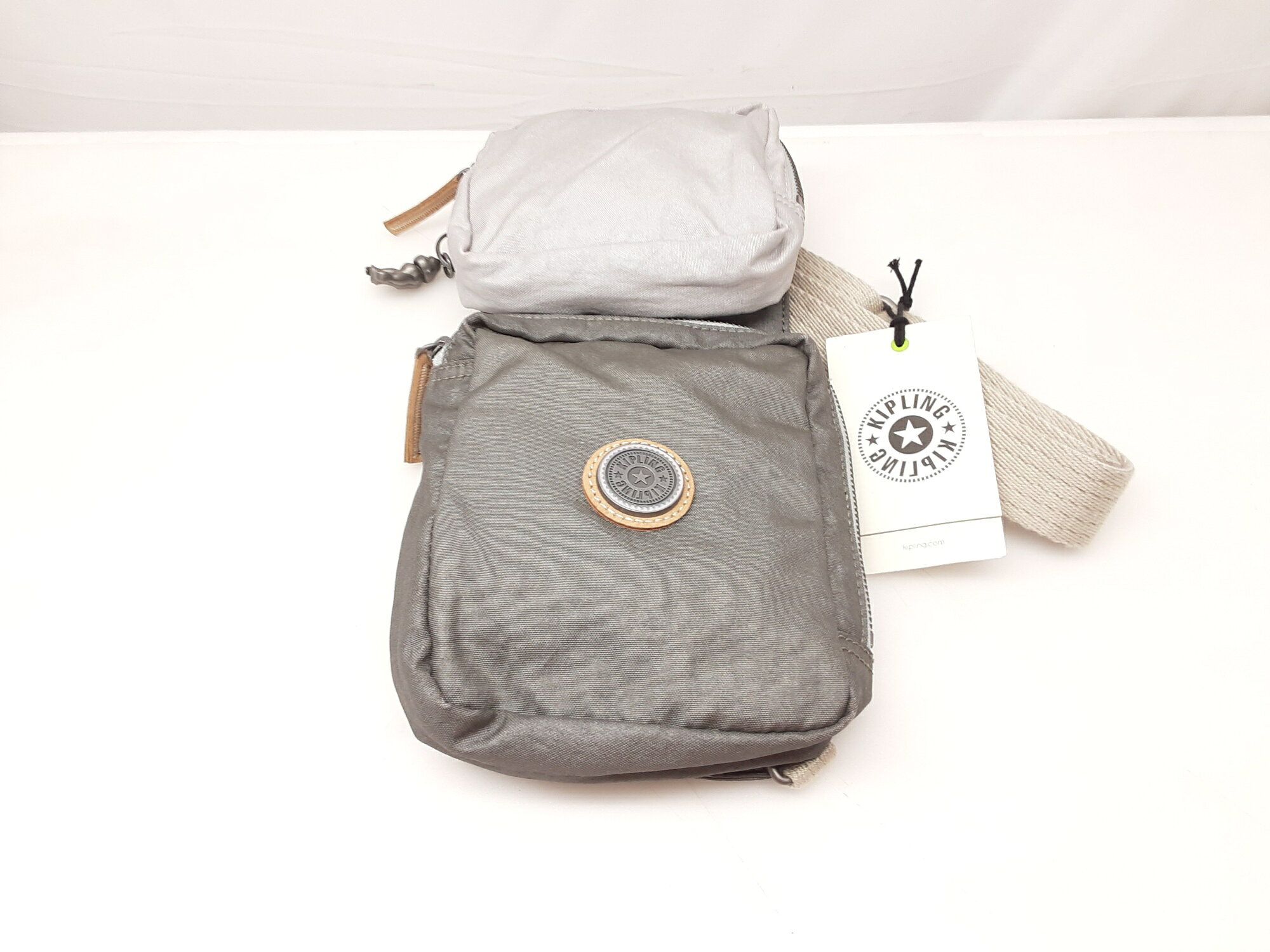 商品説明 商品名 26k-239h【中古】【未使用】kipling　キプリング　ボディバッグ　KI351320O【9800円以上で沖縄・離島も送料無料】 コメント 四次元ねっとフリマをご覧いただき誠に有難うございます。 当店でお買い物の際はお客様と気持ちの良いお取引を心がけております。 その為、画面下部の注意事項をご確認の上ご購入くださいますようお願い致します。 kipling　キプリング　ボディバッグ　KI351320O 未使用品 普段使いはもちろん、旅行時に貴重品を入れて持ち歩くのにも役立ちそうです。 キーストラップ付きで便利です。 モンキーメタルチャームがかわいいです。 ※画像にあるものが全てです。 ※状態は画像をよくご確認ください。 詳しいスペック・サイズ・仕様などはメーカーHP等をご参照ください。 ※クリーニングが必要な場合は購入者様でご対応ください。 ※画像では判別しづらい中古品特有の薄い汚れや薄いキズ、細かいキズなどある場合があります。 ※セット内容・・・付属は写真に掲載しているのが全てです。 写真にない付属品はありません。 標準付属で付いている部品がない場合もございます。その場合はお客様負担でご用意をお願い致します。 ※未使用・未開封の商品に関しましては、未開封品の為箱が開けられませんので、 型番の方からお調べいただき、ご確認をお願い致します。 ※保証書が付属している場合について 二次流通品のため、捺印のない保証書が付属している場合も当店の捺印は行っておりません。 また、保証書が使用出来るかどうかにつきましてはメーカー側の判断となりますので当店ではわかりかねます。 当店からの保証はございません。 ※店頭に同時に出品している商品もございます。 店頭にて商品が売れた際には出品を取り下げさせて頂きます。予めご了承下さい。&nbsp; ※実店舗にて販売中の商品となりますので、画像にないキズやスレ、汚れ等がある場合がございます。 ※カメラのフラッシュ等で色具合いが若干異なる場合がございます。 その他気になる点はお気軽にお問い合わせください。 サイズ (約)W13×H29×D6cm ※素人採寸のため、多少の誤差はあります。 状態 ランク 未使用品ですが、多少の糸つれ等あります。 注意 事項&nbsp; 商品について ※当店はお客様より買取しました商品を取り扱っております。その為、未使用・未開封品であっても全て一度は人手に渡った『中古品』 であることを予めご了承ください。 その為全ての商品に【中古】の表記をしております。 ※当店で扱う商品は基本的に中古品となります。中古品にご理解のある方のみご購入頂きますようお願い致します。 ※当店でお取り扱いしております商品は中古品となります。当社が製作・製造した商品ではない為、商品の説明が不足する場合がございます。 　お手数ですが、メーカーページ等をあわせてご覧いただきますよう願い致します。 返品・返金について ※返品・返金につきましては、原則商品到着7日以内にご連絡をお願いいたします。一定期間を過ぎますと返品・返金対応致しかねます。予めご了承ください。 ※当店で扱う商品は中古品となります。その為、イメージと違う・サイズが違う・間違えて購入した等のお客様都合での返品・返金対応は致しかねます。 商品説明・商品画像をよくご確認の上ご購入ください。 　 ※商品画像や説明文に疑問などがございましたら、ご購入前にお気軽にご質問ください ※商品画像はご利用の端末により、色合いや柄の表示に誤差が出る場合がございます。メーカーぺージ時等を合わせてご確認ください。 &nbsp;※運送会社は発送サイズにより佐川急便に変更になる場合もございますのでご了承下さいませ。 当ショップの商品は、すべて実店舗にて一般のお客様よりお買取りした『中古品』です。 商品の特性上全てのキズ・汚れの記載はしておらず、特筆すべき汚れ・キズなどのみ記載しております。 【未使用品】や【美品】だとしても、全て一度は人手に渡った『中古品』 であることを予めご了承ください。