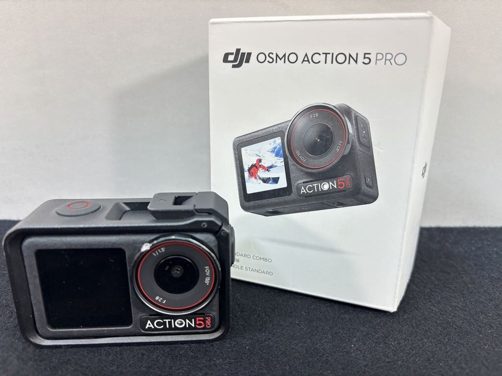 商品説明 商品名 【中古】DJI OSMO ACTION 5 PRO STANDARD COMBO　オズモ　スタンダードコンボ　アクションカメラ　ウェアラブルカメラ　カメラ　OA5P01【9800円以上で沖縄・離島などの一部地域も送料無料での発送となります。】 コメント テレビ　オーディオ　カメラ　アクションカメラ　ウェアラブルカメラ　カメラアクセサリー 【セット内容】 本体（保護フレーム本体に装着済み） バッテリー USBケーブル 【型番】OA5P01 【付属品】なし 商品の特長・仕様に関する詳細はメーカーホームページ等でご確認ください。&nbsp; ※中古・経年品であることをご了承のうえご検討下さい。 ※付属品は画像に写っているもので全てとなります。 ※実店舗にて販売中の商品となりますので、画像にないキズやスレ、汚れ等がある場合がございます。 ※カメラのフラッシュ等で色具合いが若干異なる場合がございます。 ★商品のお届けについて★※青森県からの発送となり、当日の発送は原則午前10：00までのご注文 とさせていただきます。 ※お届け日の指定は、ご注文やお支払い手続きをされた時間によりますが、関東地方でご注文日から中1日、北海道・関西地方以南で中2日～ でご指定ください。 ※リチウムイオンバッテリー内蔵商品は航空機による輸送ができず、航空機以外での輸送になるため、通常より 1日～4日程度配達が遅れる場合があります。 その他気になる点はお気軽にお問い合わせください。 サイズ 状態 ランク 中古品。 所々にキズあります。 注意 事項 ●当ショップの商品は、すべて実店舗にて一般のお客様よりお買取りした『中古品』です。 【未使用品】や【美品】だとしても、全て一度は人手に渡った『中古品』 であることを予めご了承ください。 ●ご購入いただいた商品に、商品ページに記載されていない不具合や不良があった場合は、商品到着後 7日以内 にご連絡いただければ返品をお受けしております。 返品の際は、返品希望のご連絡をいただいた日から3日以内にご返送をお願いいたします。 なお、返金対応以外の修理・交換などはできかねます。また、お客様ご自身で修理された際の修理費用や部品・付属品の購入費といった料金の保証もできません。 商品代金のご返金のみの対応とさせていただきますので、予めご了承ください。 ●上記返品対応期間を過ぎてご連絡いただいた場合は、理由の如何にかかわらず返品・返金対応はできません。 ●商品発送後は、商品不良以外での『サイズ違い』、『注文間違い』、『やっぱり不要になった』、『使いづらい』 というようなお客様都合でのキャンセル・返品は一切お受けしておりません。 商品内容・画像、ご注文内容をよくご確認ください。 当店ではお客様と気持ちの良いお取引を心がけております。 その為、以上の注意事項をご確認の上ご購入くださいますようお願い致します。※運送会社は発送サイズにより佐川急便、日本郵便に変更になる場合もございますのでご了承下さいませ。
