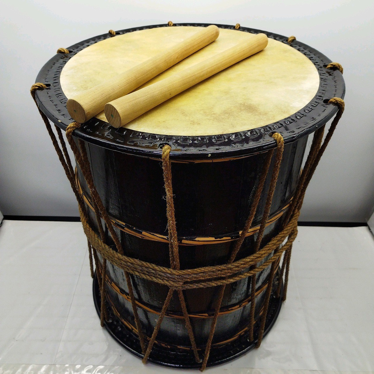 商品説明 商品名 26k-266o【中古】桶胴太鼓 かつぎ桶太鼓 49cm×56cm 【送料無料】【9800円以上で沖縄・離島も送料無料】 コメント 四次元ねっとフリマをご覧いただき誠に有難うございます。 当店でお買い物の際はお客様と気持ちの良いお取引を心がけております。 その為、画面下部の注意事項をご確認の上ご購入くださいますようお願い致します。 品名：桶胴太鼓 内容 ※中古品の為使用感があります。 ※約49cm×約56cm(すべて外側・最長部で計測しております) ※打面(白い皮面)約41cm ※計測方法などは当ショップの計測方法によるものです。専門的な計測方法と異なる場合がございます。予めご了承ください。 ※状態は画像をよくご確認下さい。 ※詳しいサイズ等の詳細はメーカーページなどをご確認下さい。 ※サイズ違いなどの理由の返品は対応致しかねます。予めご了承ください。 ※状態は画像をよくご確認ください。 詳しいスペック・サイズ・仕様などはメーカーHP等をご参照ください。 ※セット内容・・・付属は写真に掲載しているのが全てです。 写真にない付属品はありません。 標準付属で付いている部品がない場合もございます。その場合はお客様負担でご用意をお願い致します。 ※未使用・未開封の商品に関しましては、未開封品の為箱が開けられませんので、 型番の方からお調べいただき、ご確認をお願い致します。 ※保証書が付属している場合について 二次流通品のため、捺印のない保証書が付属している場合も当店の捺印は行っておりません。 また、保証書が使用出来るかどうかにつきましてはメーカー側の判断となりますので当店ではわかりかねます。 当店からの保証はございません。 ※店頭に同時に出品している商品もございます。 店頭にて商品が売れた際には出品を取り下げさせて頂きます。予めご了承下さい。&nbsp; ※実店舗にて販売中の商品となりますので、画像にないキズやスレ、汚れ等がある場合がございます。 ※カメラのフラッシュ等で色具合いが若干異なる場合がございます。 その他気になる点はお気軽にお問い合わせください。 サイズ ※約49cm×約56cm(すべて外側・最長部で計測しております) ※打面(白い皮面)約41cm 状態 ランク ※中古品の為使用感があります。 &nbsp;※状態は画像をよくご確認下さい。 注意 事項&nbsp; 商品について ※当店はお客様より買取しました商品を取り扱っております。その為、未使用・未開封品であっても全て一度は人手に渡った『中古品』 であることを予めご了承ください。 その為全ての商品に【中古】の表記をしております。 ※当店で扱う商品は基本的に中古品となります。中古品にご理解のある方のみご購入頂きますようお願い致します。 ※当店でお取り扱いしております商品は中古品となります。当社が製作・製造した商品ではない為、商品の説明が不足する場合がございます。 　お手数ですが、メーカーページ等をあわせてご覧いただきますよう願い致します。 返品・返金について ※返品・返金につきましては、原則商品到着7日以内にご連絡をお願いいたします。一定期間を過ぎますと返品・返金対応致しかねます。予めご了承ください。 ※当店で扱う商品は中古品となります。その為、イメージと違う・サイズが違う・間違えて購入した等のお客様都合での返品・返金対応は致しかねます。 商品説明・商品画像をよくご確認の上ご購入ください。 　 ※商品画像や説明文に疑問などがございましたら、ご購入前にお気軽にご質問ください ※商品画像はご利用の端末により、色合いや柄の表示に誤差が出る場合がございます。メーカーぺージ時等を合わせてご確認ください。 &nbsp;※運送会社は発送サイズにより佐川急便に変更になる場合もございますのでご了承下さいませ。 当ショップの商品は、すべて実店舗にて一般のお客様よりお買取りした『中古品』です。 商品の特性上全てのキズ・汚れの記載はしておらず、特筆すべき汚れ・キズなどのみ記載しております。 【未使用品】や【美品】だとしても、全て一度は人手に渡った『中古品』 であることを予めご了承ください。