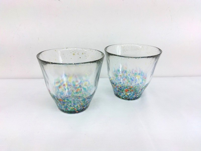 &nbsp; 商品説明 商品名 【中古】津軽びいどろ　MATSURI まつり　金彩　ロックグラス　ペア　2個セット　箱なし【9800円以上で沖縄・離島も送料無料】 コメント 未使用品かと思われますが、箱なし、本体のみだった為断定はできません。 保管状況によりわずかにキズがあります。 他に目立ったダメージは見られず、綺麗な状態です。(画像参照） ※画像では判別しづらい薄い汚れや薄いキズ、細かいキズなどがある場合がございます。 ※実店舗にて売中の商品となりますので、画像にない汚れ等がある場合がございます。 ※カメラのフラッシュ等で色具合いが若干異なる場合がございます。 気になる点はお気軽にお問い合わせください。 中古品であることをご了承のうえご検討下さい。 サイズ&nbsp; 約 口径8.3×高さ5 cm 口径98×高さ90 mm 満水量：330ml 重量：約285g ※詳しい仕様はメーカーHP等をご参照下さい。 状態 ランク ややキズあります 注意&nbsp;事項&nbsp; ※当店で扱う商品は基本的に中古品となります。中古品にご理解のある方のみご購入頂きますようお願い致します。 ※中古品の為、返品有効期間以外の保証はございません。 ※原則商品到着後、7日以内にご連絡の上、10日以内のご返送をお願いいたします。期間を過ぎますと理由の如何にかかわらず返品・返金対応致しかねます。 当店ではお客様と気持ちの良いお取引を心がけております。 その為以下の注意事項をご確認の上ご購入くださいますようお願い致します。※運送会社は発送サイズにより佐川急便に変更になる場合もございますのでご了承下さいませ。 当店ではお客様と気持ちの良いお取引を心がけております。 その為、注意事項をご確認の上ご購入くださいますようお願い致します。