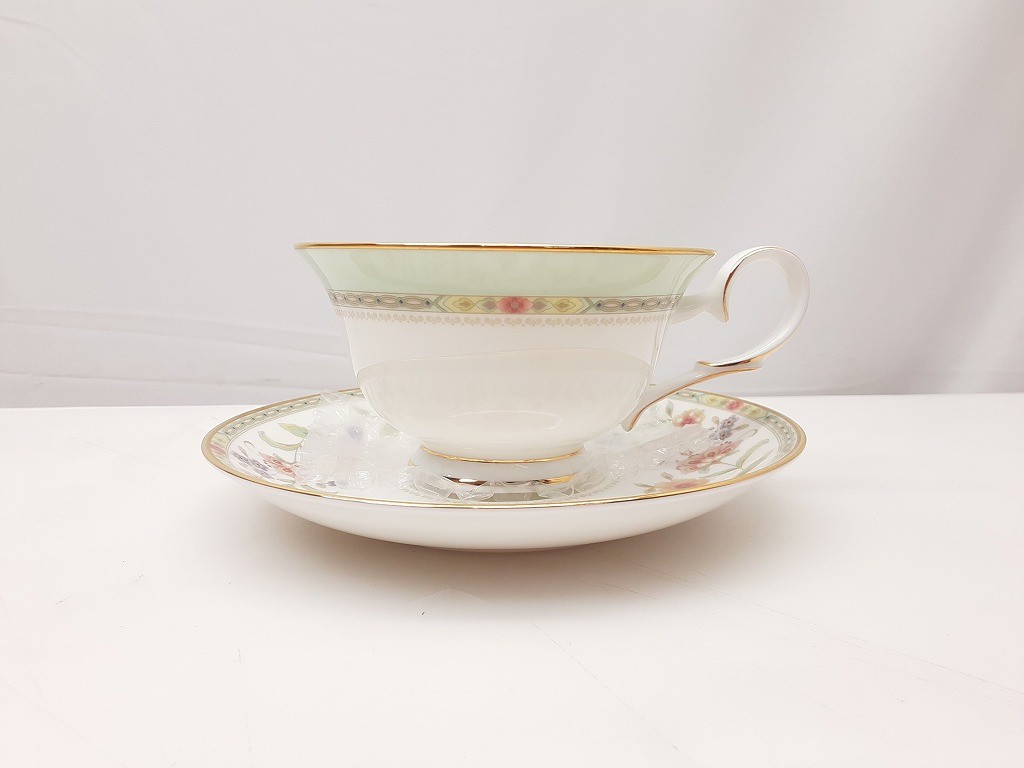 商品説明 商品名 26k-281h【中古】【未使用】Noritake　ノリタケ　プリムローズ　カップ＆ソーサー　1客【9800円以上で沖縄・離島も送料無料】 コメント 四次元ねっとフリマをご覧いただき誠に有難うございます。 当店でお買い物の際はお客様と気持ちの良いお取引を心がけております。 その為、画面下部の注意事項をご確認の上ご購入くださいますようお願い致します。 Noritake　bone china　ノリタケ　ボーンチャイナ　4909 PRIMROSE　プリムローズ　 カップ＆ソーサー　1客 箱なし ※画像にあるものが全てです。 ※状態は画像をよくご確認ください。 詳しいスペック・サイズ・仕様などはメーカーHP等をご参照ください。 ※クリーニングが必要な場合は購入者様でご対応ください。 ※画像では判別しづらい中古品特有の薄い汚れや薄いキズ、細かいキズなどある場合があります。 ※セット内容・・・付属は写真に掲載しているのが全てです。 写真にない付属品はありません。 標準付属で付いている部品がない場合もございます。その場合はお客様負担でご用意をお願い致します。 ※未使用・未開封の商品に関しましては、未開封品の為箱が開けられませんので、 型番の方からお調べいただき、ご確認をお願い致します。 ※保証書が付属している場合について 二次流通品のため、捺印のない保証書が付属している場合も当店の捺印は行っておりません。 また、保証書が使用出来るかどうかにつきましてはメーカー側の判断となりますので当店ではわかりかねます。 当店からの保証はございません。 ※店頭に同時に出品している商品もございます。 店頭にて商品が売れた際には出品を取り下げさせて頂きます。予めご了承下さい。&nbsp; ※実店舗にて販売中の商品となりますので、画像にないキズやスレ、汚れ等がある場合がございます。 ※カメラのフラッシュ等で色具合いが若干異なる場合がございます。 その他気になる点はお気軽にお問い合わせください。 サイズ カップ(約)口径10.5×高さ5.8cm ソーサー(約)直径15×高さ2cm ※素人採寸のため、多少の誤差はあります。 状態 ランク 未使用品ですが、多少の汚れ・キズ等あります。(画像参照) 注意 事項&nbsp; 商品について ※当店はお客様より買取しました商品を取り扱っております。その為、未使用・未開封品であっても全て一度は人手に渡った『中古品』 であることを予めご了承ください。 その為全ての商品に【中古】の表記をしております。 ※当店で扱う商品は基本的に中古品となります。中古品にご理解のある方のみご購入頂きますようお願い致します。 ※当店でお取り扱いしております商品は中古品となります。当社が製作・製造した商品ではない為、商品の説明が不足する場合がございます。 　お手数ですが、メーカーページ等をあわせてご覧いただきますよう願い致します。 返品・返金について ※返品・返金につきましては、原則商品到着7日以内にご連絡をお願いいたします。一定期間を過ぎますと返品・返金対応致しかねます。予めご了承ください。 ※当店で扱う商品は中古品となります。その為、イメージと違う・サイズが違う・間違えて購入した等のお客様都合での返品・返金対応は致しかねます。 商品説明・商品画像をよくご確認の上ご購入ください。 　 ※商品画像や説明文に疑問などがございましたら、ご購入前にお気軽にご質問ください ※商品画像はご利用の端末により、色合いや柄の表示に誤差が出る場合がございます。メーカーぺージ時等を合わせてご確認ください。 &nbsp;※運送会社は発送サイズにより佐川急便に変更になる場合もございますのでご了承下さいませ。 当ショップの商品は、すべて実店舗にて一般のお客様よりお買取りした『中古品』です。 商品の特性上全てのキズ・汚れの記載はしておらず、特筆すべき汚れ・キズなどのみ記載しております。 【未使用品】や【美品】だとしても、全て一度は人手に渡った『中古品』 であることを予めご了承ください。