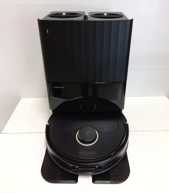 &nbsp; 商品説明 商品名 【中古】Roborock ロボロック　Qrevo C　ロボット掃除機　4way全自動ドックQC　QRRC52-04　ブラック【9800円以上で沖縄・離島も送料無料】 コメント 使用感あります。 本体や全自動ドックにややスレやキズがあります。 他に目立ったダメージは見られません。 付属品は画像の物になります。(画像参照) 簡易動作確認済みです。 ※年式、購入時期は不明です。 ※実店舗にて販売中の商品となりますので、画像にない汚れ等がある場合がございます。 ※カメラのフラッシュ等で色具合いが若干異なる場合がございます。 気になる点はお気軽にお問い合わせください。 中古品であることをご了承のうえご検討下さい。 仕様&nbsp; 【本体　QRRC52-04】 サイズ：約 幅350×奥行353.8×高さ96.6 mm 重量：約3.91kg 【4way全自動ドックQC　EWFD24LRR】 サイズ：約 幅340×奥行486.5×高さ521.6 mm 重量：約7.67kg ※詳しい仕様はメーカーHP等をご参照下さい。 状態 ランク 使用感、スレ、キズあります 注意&nbsp;事項&nbsp; ※当店で扱う商品は基本的に中古品となります。中古品にご理解のある方のみご購入頂きますようお願い致します。 ※中古品の為、返品有効期間以外の保証はございません。 ※原則商品到着後、7日以内にご連絡の上、10日以内のご返送をお願いいたします。期間を過ぎますと理由の如何にかかわらず返品・返金対応致しかねます。 当店ではお客様と気持ちの良いお取引を心がけております。 その為以下の注意事項をご確認の上ご購入くださいますようお願い致します。※運送会社は発送サイズにより佐川急便に変更になる場合もございますのでご了承下さいませ。 当店ではお客様と気持ちの良いお取引を心がけております。 その為、注意事項をご確認の上ご購入くださいますようお願い致します。