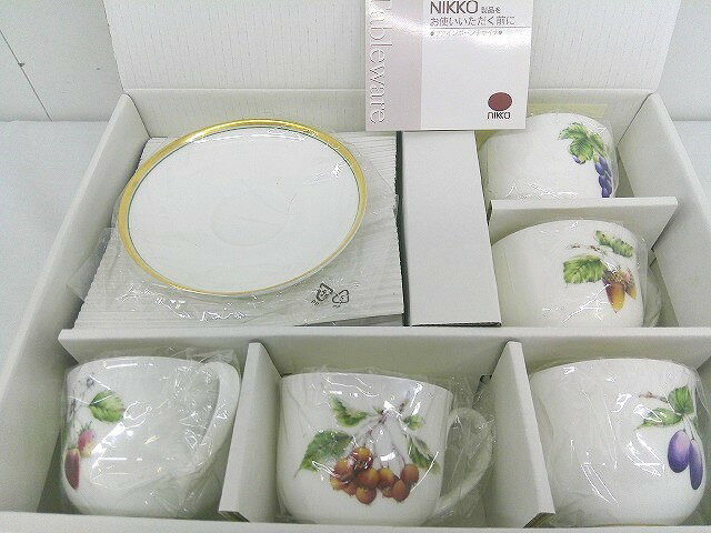 &nbsp; 商品説明 商品名 【中古】NIKKO　ファインボーン　チャイナ　フルーツ　木の実　カップ&amp;ソーサー　絵変コーヒー碗皿セット　5客【9800円以上で沖縄・離島も送料無料】 コメント 未使用品かと思われますが開封済みで有った為、断定できません。 使用感なく美品になります。(画像参照) ※実店舗にて販売中の商品となりますので、画像にない汚れ等がある場合がございます。 ※カメラのフラッシュ等で色具合いが若干異なる場合がございます。 気になる点はお気軽にお問い合わせください。 中古品であることをご了承のうえご検討下さい。 サイズ&nbsp; カップ　高さ　約6cm　口径　約8cm ソーサー　径　約12.5cm ※詳しい仕様はメーカーHP等をご参照下さい。 状態 ランク 使用感なく美品です。 実店舗ショーケース内にて展示販売中です。 注意&nbsp;事項&nbsp; ※当店で扱う商品は基本的に中古品となります。中古品にご理解のある方のみご購入頂きますようお願い致します。 ※中古品の為、返品有効期間以外の保証はございません。 ※原則商品到着後、7日以内にご連絡の上、10日以内のご返送をお願いいたします。期間を過ぎますと理由の如何にかかわらず返品・返金対応致しかねます。 当店ではお客様と気持ちの良いお取引を心がけております。 その為以下の注意事項をご確認の上ご購入くださいますようお願い致します。※運送会社は発送サイズにより佐川急便に変更になる場合もございますのでご了承下さいませ。 当店ではお客様と気持ちの良いお取引を心がけております。 その為、注意事項をご確認の上ご購入くださいますようお願い致します。