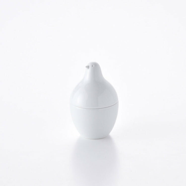 卵型のやわらかなフォルムに、なごやかな表情が愛らしいとり型のフタ付き楊枝立て「ピッコロ」。サイズは6cm×高さ9.5cmと小ぶりでキュート。フタがついているので衛生面もバッチリ。あまり楊枝を頻繁に使わないおうちでもこれなら食卓に安心して置いておけます。