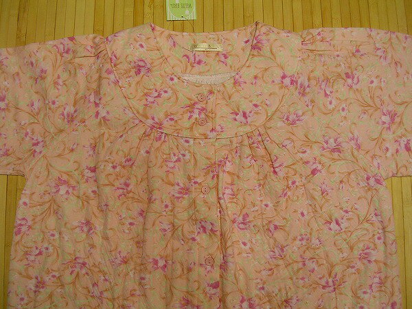 ♪ ゆったり2Lサイズ ♪ ・・・長袖の婦人パジャマ・・・ 生地は軽くて暖かなソフトキルトです。 【サイズ】 LL 【バスト】 93cm〜101cm 【品質】 綿30％・ポリエステル70％　中国製 ◎袖口はゴム入りです◎ ◎生地は軽くて暖か...