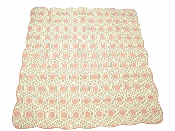 ◎両面使えるキルトマルチカバーです。水洗い加工をしているので最初から肌に馴染み、通気性もよく爽やかな肌さわりが特長です。 ◎ベッドカバー、ソファーカバーなどのカバーリングとして、又、中敷ラグとしてもご使用いただけます。 ※水洗いキルトとは：キルティングした生地を水洗い加工（ワンウオッシュ）し、若干縮ませることにより生地に厚みを持たせ、手作り感覚と、綿の独特の皺感を出します。水洗い加工をすることで吸水性が良くなり、いつもさらっとした感触で使用できます。 ------------------------------------- 【サイズ】190cm×240cm 【品質】綿100% 　 ------------------------------------- 在庫は実店舗と共有しております。ご注文のタイミングによっては在庫切れになる場合があります。ご了承下さいませ。 ◎画像は正方形 ↑↑裏面もプリント。◎画像は正方形 商品画像は、PCの環境等により実際の商品と多少色合い等が 異なる場合があります。