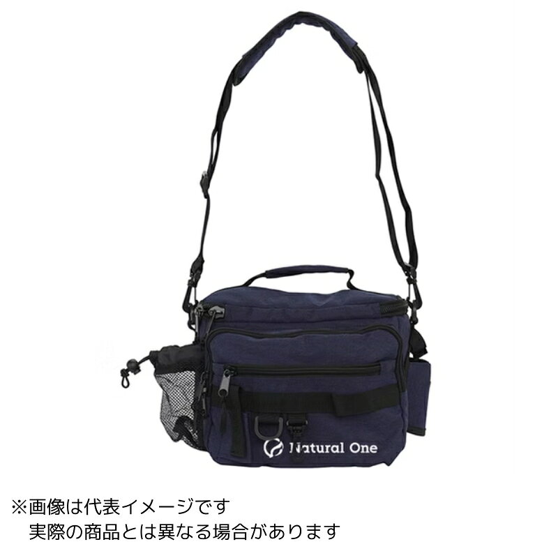 ●X'SELL(エクセル) ●商品名：Natural One タックルショルダー ●詳細 ペットボトルホルダー、ロッドホルダー、ペンチホルダーを標準装備した多機能ショルダーバッグ。 肩への負担を軽減するショルダーパッド付きで、長時間の使用も快適。 さらにウェストベルトを装着することで、移動時のバッグの揺れを抑え安定性を向上。大容量のメインポケットと2つのサイドポケットで収納力も抜群。 釣りのスタイルに合わせて肩掛け・腰掛けを自在に切り替えられる実用的な設計です。 型番：NO-016 カラー：ネイビー サイズ：約32×22×18cm 材質：ポリエステル Jan：4580484812802 ※モニターの発色によって実物と異なって見える可能性があります