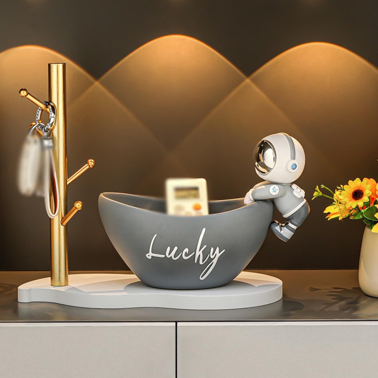 【20%OFFクーポン】皿を上げる宇宙飛行士 置物 人 皿を捧げる 樹脂製 ステンレス鋼の皿 玄関置物 玄関収納 鍵置き タイプ10 キー収納 置物 飾り 雑貨 鍵 腕時計 F 彫刻装飾 小物収納 卓上置物 多機能収納 収納