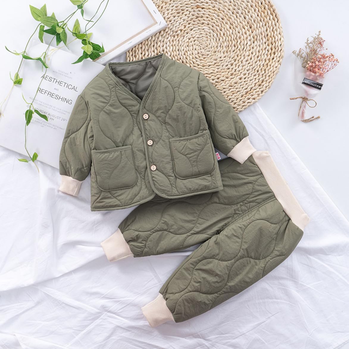 【20%OFFクーポン〜】ベビー服 男の子 女の子 冬 カバーオール 長袖 Vカット ジャンプスーツ 防寒 新生児 出産祝い もこもこ ダウンパンツ ダウンジャケット パンツ 前開き 80cm 90cm 2点セット ルームウェ