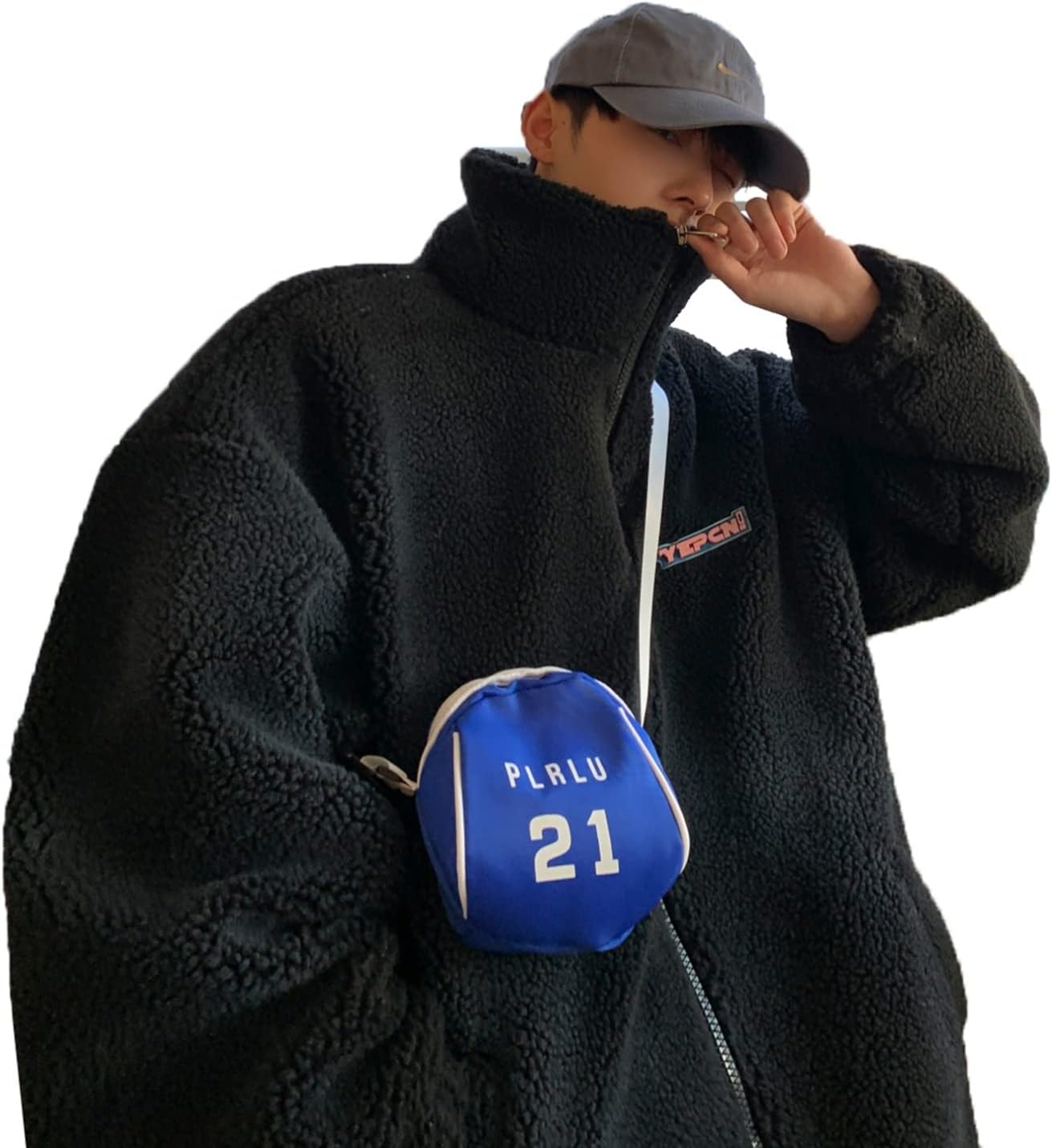 　　　 ◆◇◆売れている秘密◆◇◆ サイズ(cm)：バスト?着丈?肩幅 ★M：134?72?59 ★L：138?73.5?60 ★XL：142?75?61 ★2XL：146?76.5?62 ★ゆったりした効果は普段のサイズより、一つ大きめのほうがお勧めます。サイズは平置きでの採寸につき、若干の誤差がある場合がございます。 【着心地良い】生地は軽量ながら、手触りが良く、肌に優しいです。のようなふんわりの手触りは快適で、暖かさはもちろん、耐久性にも優れる丈夫な素材です。 【お洒落なデザイン】ゆったり大きめのデザイン、体型カバーしてくれる柔らかなボアブルゾンで、程よくリラックス感があります。 【防寒性の高いボア】 ふんわりもこもことしたボア素材が空気を多く含むため、空気の層で保温力を維持する某完成の高い仕上がりです。羽織るだけでほんのりと暖かさを感じ、着ているうちに発生する熱を閉じ込めてくれ、真冬にも耐えられます。 【シーン】 合わせやすいデザインで重宝できること間違いなし！カジュアルのデザインがいつも人気あるのちょうどいいの一枚ですが、通勤も学校もお出かけもピッタリ合うジャケットです。 　　　◆◇◆注意事項◆◇◆ご覧のモニターの環境、撮影環境により実物と色味が異なって見える場合がございます。湿った状態で他のものと擦り合わせると色が移る恐れがあります。濃色品の洗濯時は、白色、淡色と分けて洗ってください。説明 「商品紹介」 ★メイン素材:通気性に優れ、柔らかい肌さわりを与えてくれる。 ★サイズ(cm)：バスト?着丈?肩幅 M：134?72?59 L：138?73.5?60 XL：142?75?61 2XL：146?76.5?62 ゆったりした効果は普段のサイズより、一つ大きめのほうがお勧めます。サイズは平置きでの採寸につき、若干の誤差がある場合がございます。 「商品特徴」 ?~柔らかくてゆったりとした素材を使い、さらっとした着心地に仕上げ、耐久性と防寒性に優れたジャケットが登場です。 ?~もこもこな素材感がほどよい甘さをだしていて、とっても可愛いボアブルゾンです！ ?~高品質な生地は柔らかな肌触りがあります、快適性が大幅に向上しました、保温性に優れ、秋冬に着回しアイテムとして1枚は持っておきたい人気パーカー。 ?~シンプルなデザインで魅力をよく見せてくれます。ランニングやウオーキングなどのアウトドアはもちろん、通勤、通学、旅行にも重宝します。 ☆★☆「ご注意」☆★☆ ?実際の製品の色は、色収差や撮影光の状態をモニターするためにここに表示されている画像とは多少異なる場合があります。 ?輸送中に完全に密閉されているために、少数の商品は匂いがするかもしれません。数日間は換気の良い場所に置いて、臭いは消えます。 【24時間注文受付＋全国送料無料】 ☆本店は他の種類の豊富の商品があります！よろしければご覧下さい！ 「検索キーワード」 コート メンズボアコート ボアジャケット ボアブルゾン ゆったり 切り替え アウター もこもこ フリース ドロップショルダー 防寒 パーカー 秋 冬 着やせ 無地 通学 通勤 M~2XL フリースジャケット ボアジャケットメンズ モッズコート アウター 裏起毛 モコモコ 厚手 スプライス フード付き 暖かい 冬 ゆったり 柔らかい ファッション カジュアル ボアブルゾン リバーシブル ボアジャケット ボアコート 2way ボア ブルゾン ジャケット コート アウター マウンテンパーカー フリースジャケット スタンドブルゾン もこもこ