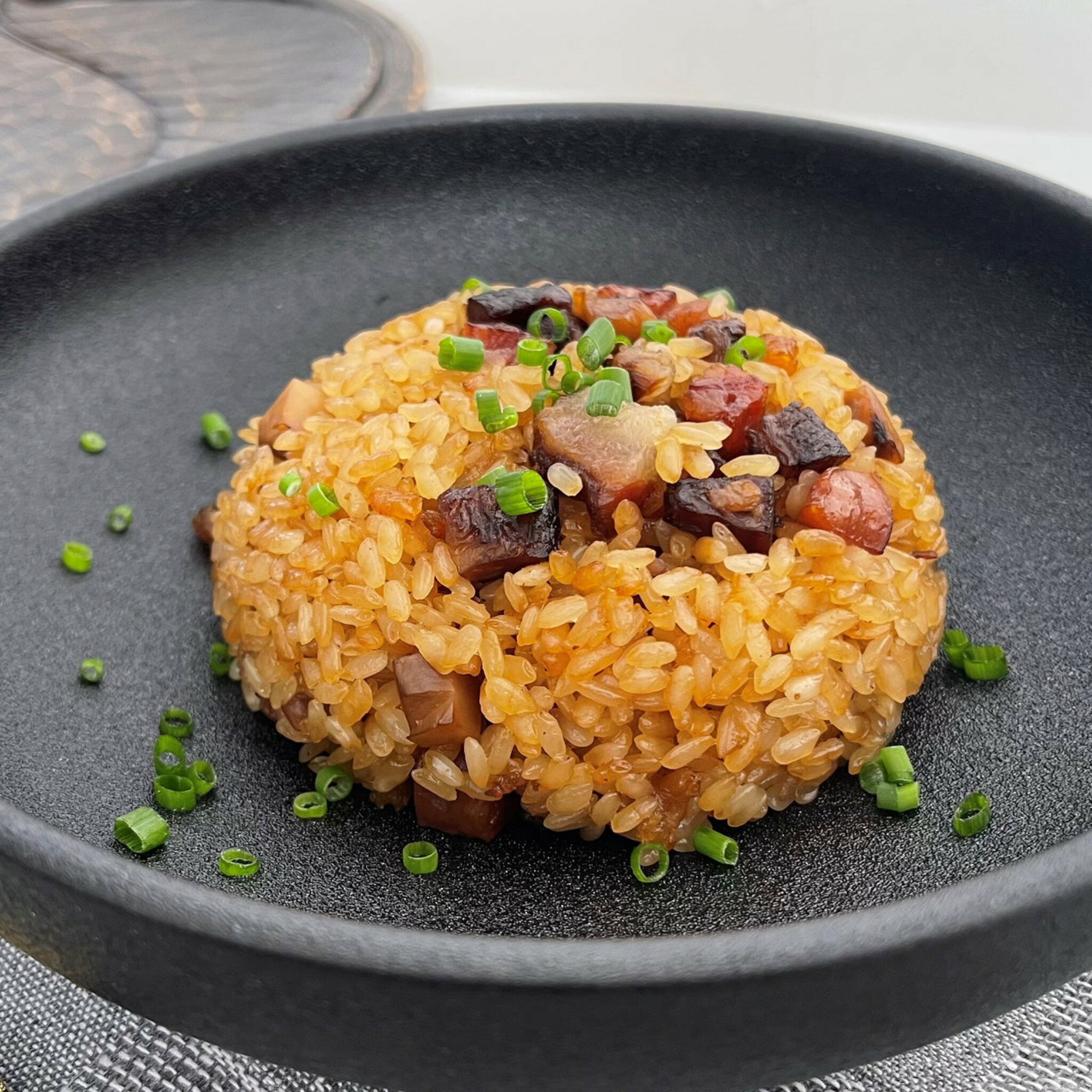 香港 臘味糯米飯 200g 中華おこわ 冷凍 本格 飲茶 点心 腸詰 干し肉 もち米 レンジ調理 簡単調理 中華惣菜 お取り寄せ グルメ 時短 お弁当 夜食 ギフト 香港名物 yonechikunanbeiko-10000011 ヨネチク 南北行 サンプル画像2